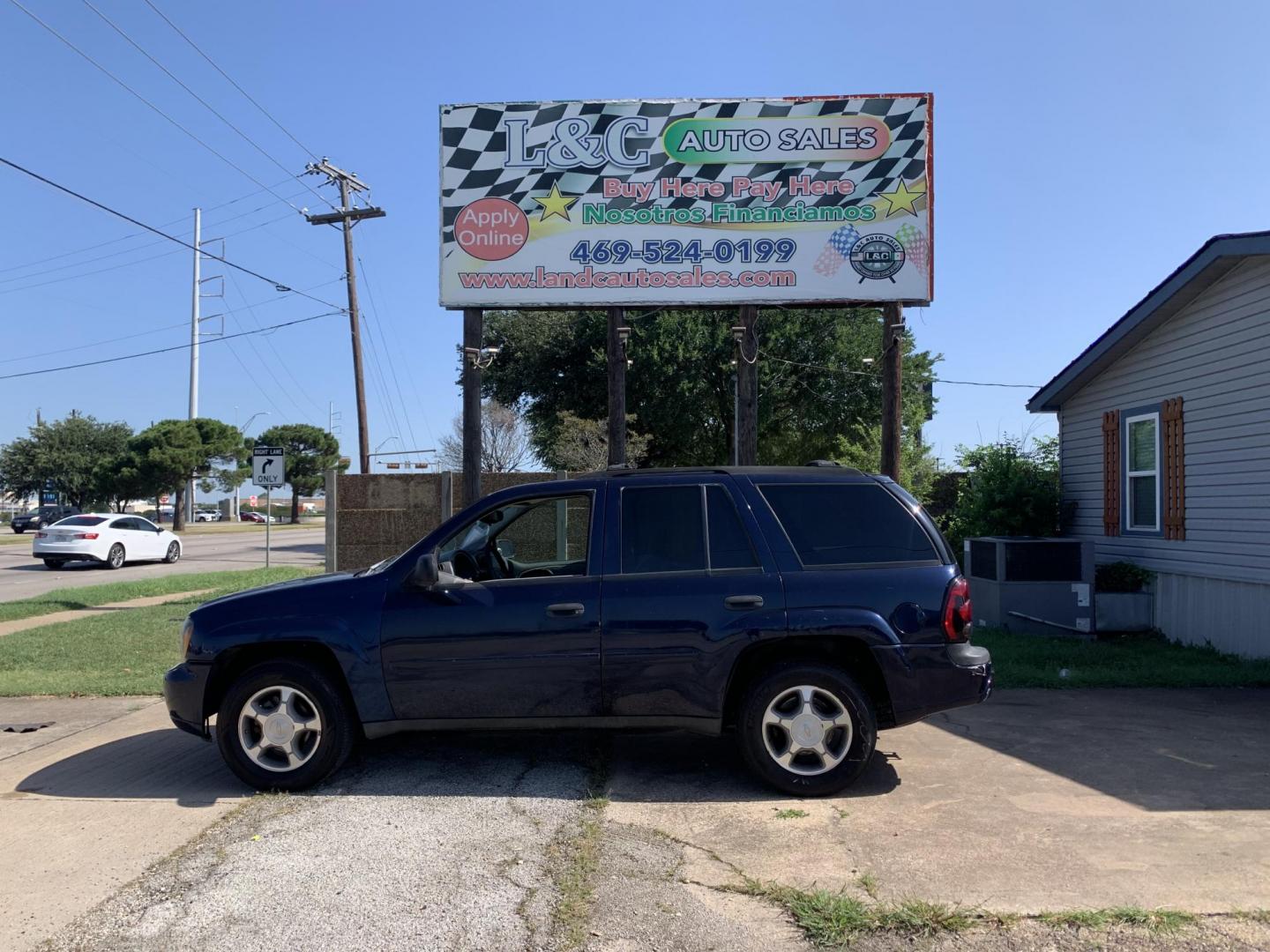 2008 Blue /gray Chevrolet TrailBlazer LS (1GNDS13S682) with an L6, 4.2L; DOHC engine, AUTOMATIC transmission, located at 1830 North Belt Line Road, Irving, TX, 75061, (469) 524-0199, 32.834373, -96.993584 - CASH ONLY CASH ONLY CASH ONLY PRICE INCLUDES TAX TITLE AND LICENSE - Photo#0