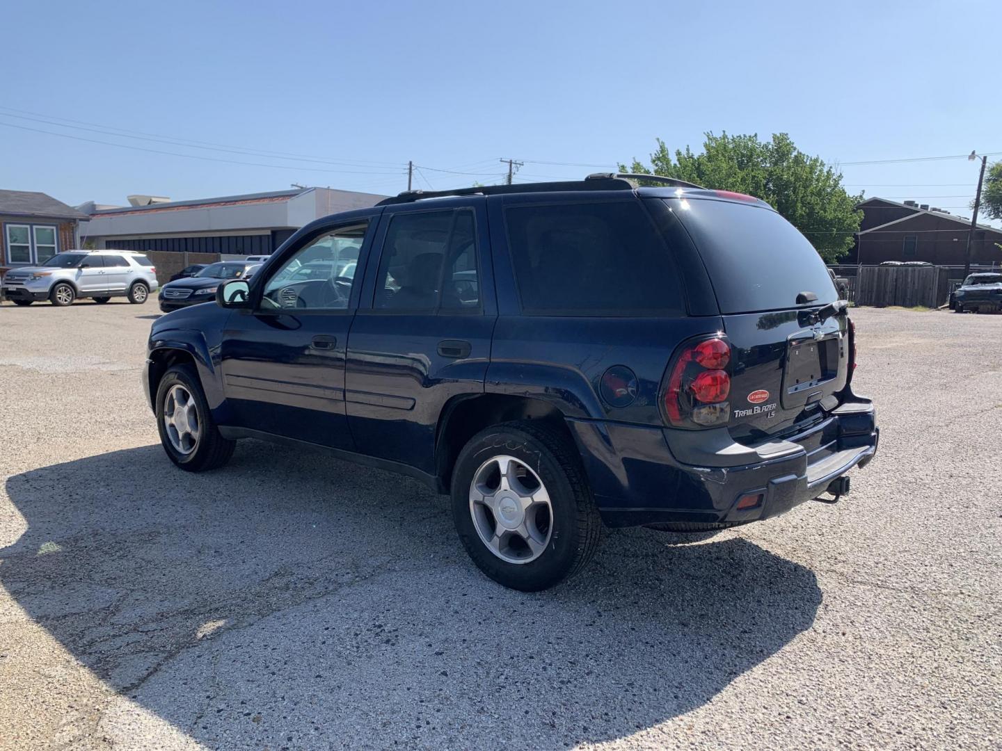 2008 Blue /gray Chevrolet TrailBlazer LS (1GNDS13S682) with an L6, 4.2L; DOHC engine, AUTOMATIC transmission, located at 1830 North Belt Line Road, Irving, TX, 75061, (469) 524-0199, 32.834373, -96.993584 - CASH ONLY CASH ONLY CASH ONLY PRICE INCLUDES TAX TITLE AND LICENSE - Photo#3