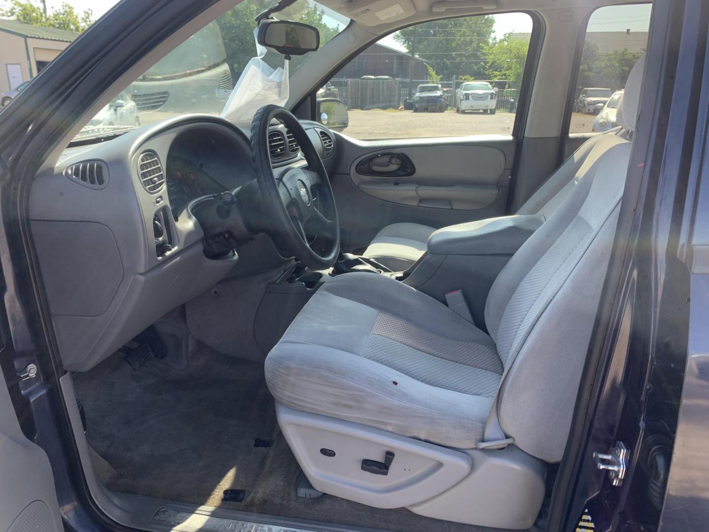 2008 Blue /gray Chevrolet TrailBlazer LS (1GNDS13S682) with an L6, 4.2L; DOHC engine, AUTOMATIC transmission, located at 1830 North Belt Line Road, Irving, TX, 75061, (469) 524-0199, 32.834373, -96.993584 - CASH ONLY CASH ONLY CASH ONLY PRICE INCLUDES TAX TITLE AND LICENSE - Photo#5