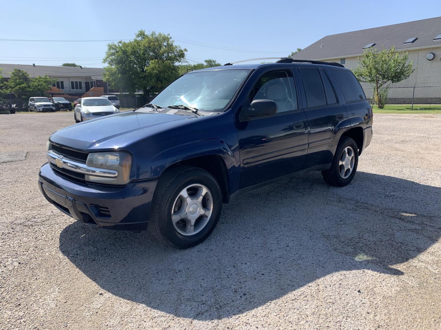 2008 Blue /gray Chevrolet TrailBlazer LS (1GNDS13S682) with an L6, 4.2L; DOHC engine, AUTOMATIC transmission, located at 1830 North Belt Line Road, Irving, TX, 75061, (469) 524-0199, 32.834373, -96.993584 - CASH ONLY CASH ONLY CASH ONLY PRICE INCLUDES TAX TITLE AND LICENSE - Photo#4