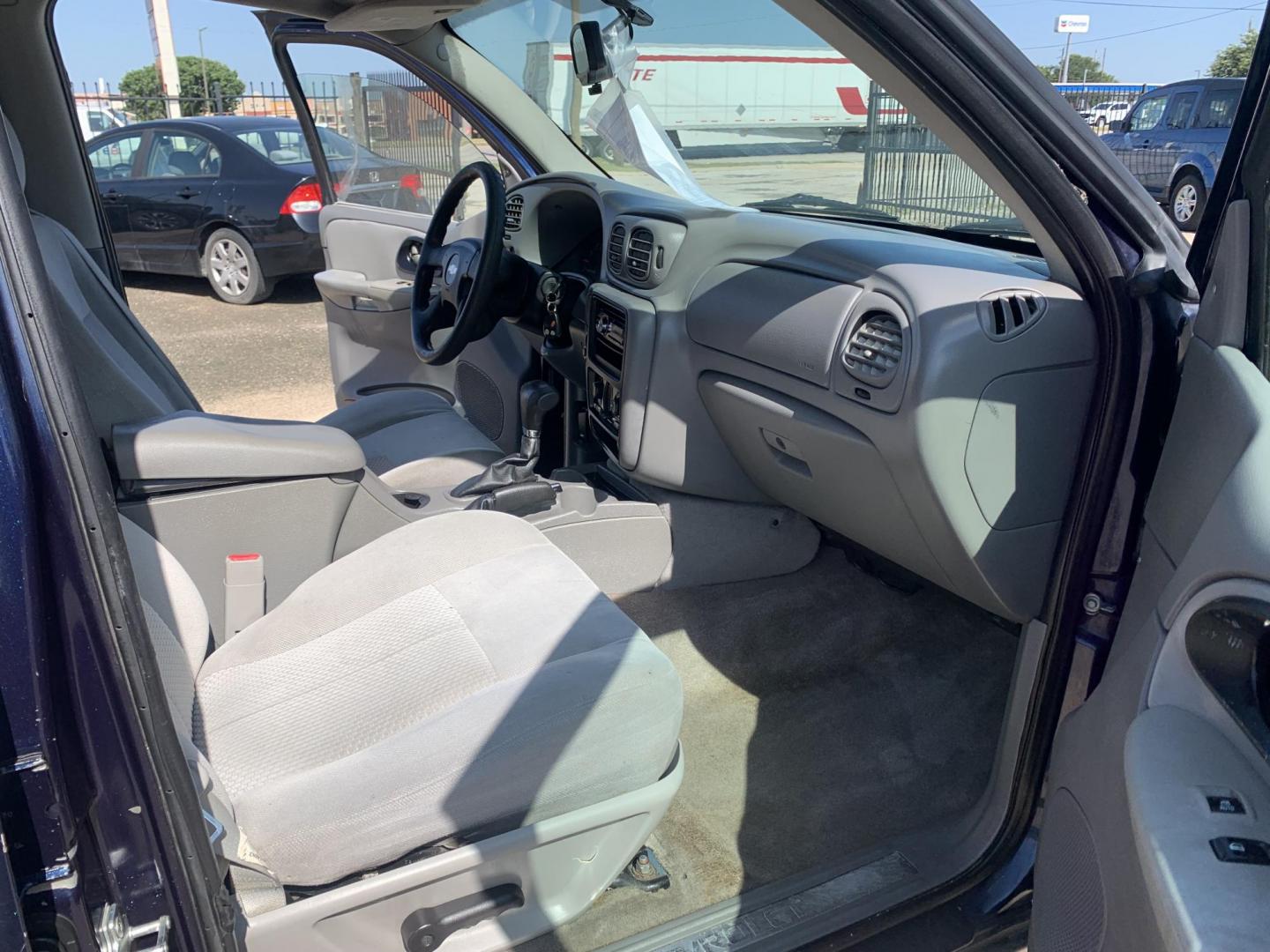 2008 Blue /gray Chevrolet TrailBlazer LS (1GNDS13S682) with an L6, 4.2L; DOHC engine, AUTOMATIC transmission, located at 1830 North Belt Line Road, Irving, TX, 75061, (469) 524-0199, 32.834373, -96.993584 - CASH ONLY CASH ONLY CASH ONLY PRICE INCLUDES TAX TITLE AND LICENSE - Photo#11