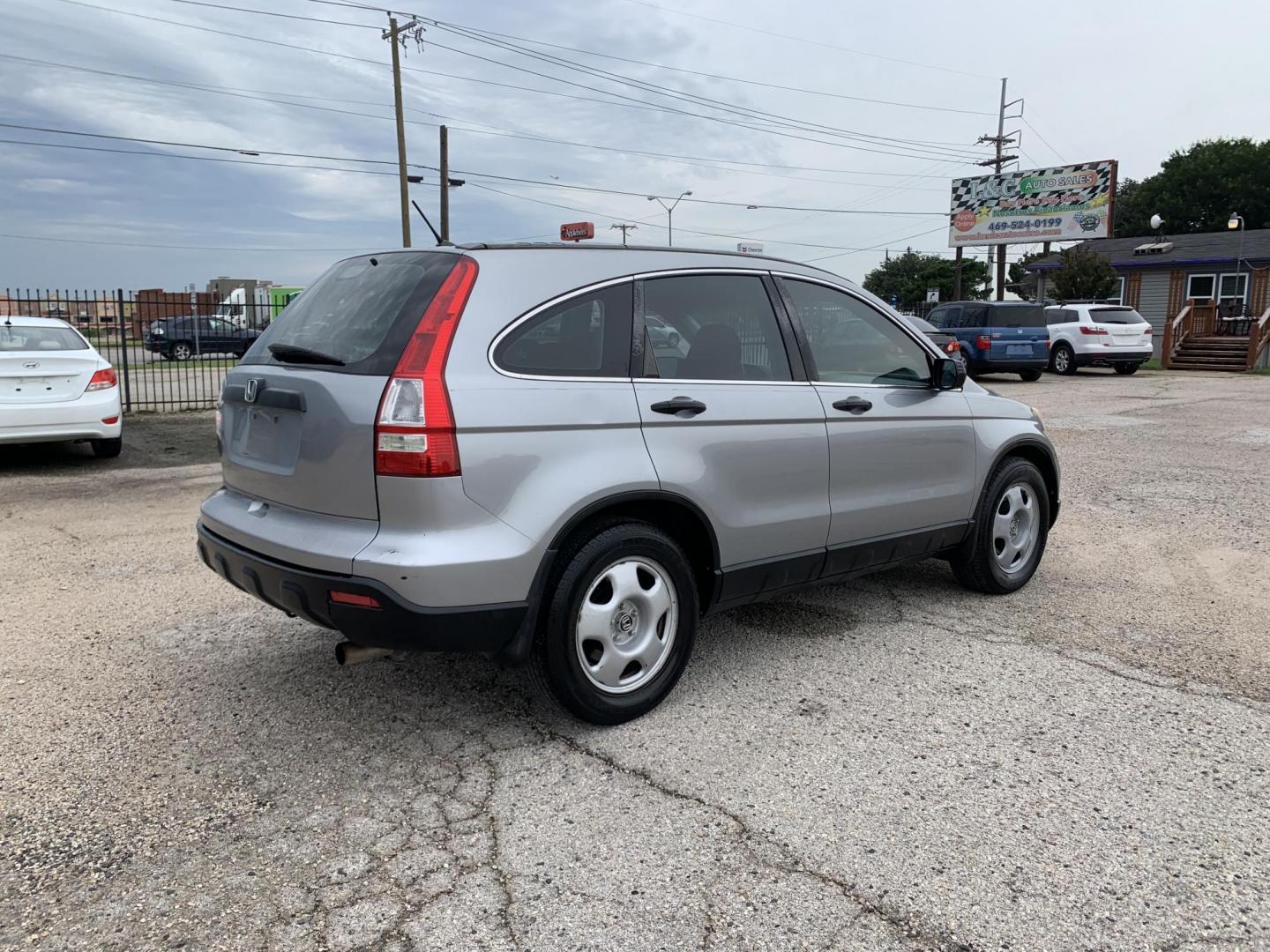 2008 Silver Honda CR-V LX 2WD AT (3CZRE38398G) with an 2.4L L4 DOHC 16V engine, Automatic transmission, located at 1830 North Belt Line Road, Irving, TX, 75061, (469) 524-0199, 32.834373, -96.993584 - Photo#3