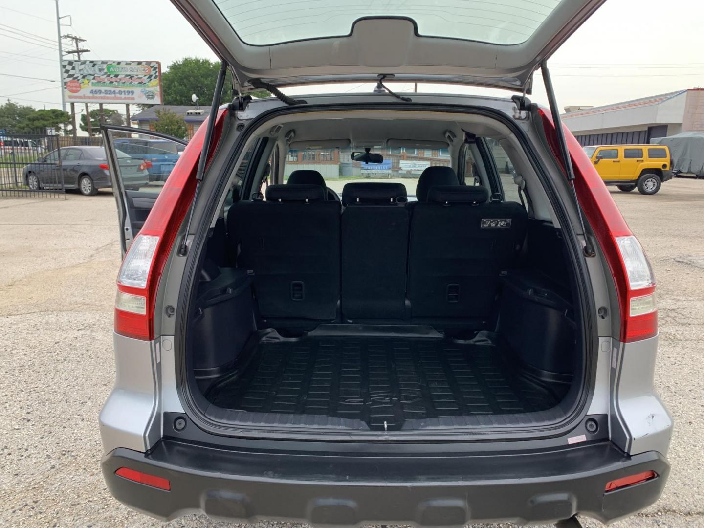 2008 Silver Honda CR-V LX 2WD AT (3CZRE38398G) with an 2.4L L4 DOHC 16V engine, Automatic transmission, located at 1830 North Belt Line Road, Irving, TX, 75061, (469) 524-0199, 32.834373, -96.993584 - Photo#7