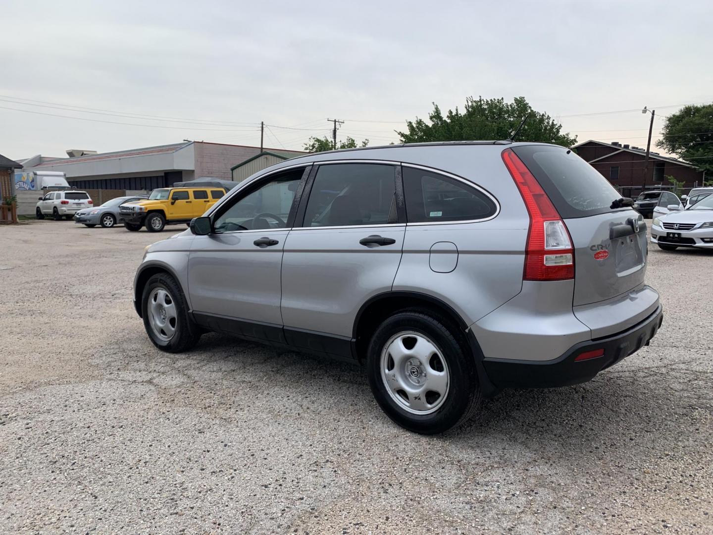 2008 Silver Honda CR-V LX 2WD AT (3CZRE38398G) with an 2.4L L4 DOHC 16V engine, Automatic transmission, located at 1830 North Belt Line Road, Irving, TX, 75061, (469) 524-0199, 32.834373, -96.993584 - Photo#5