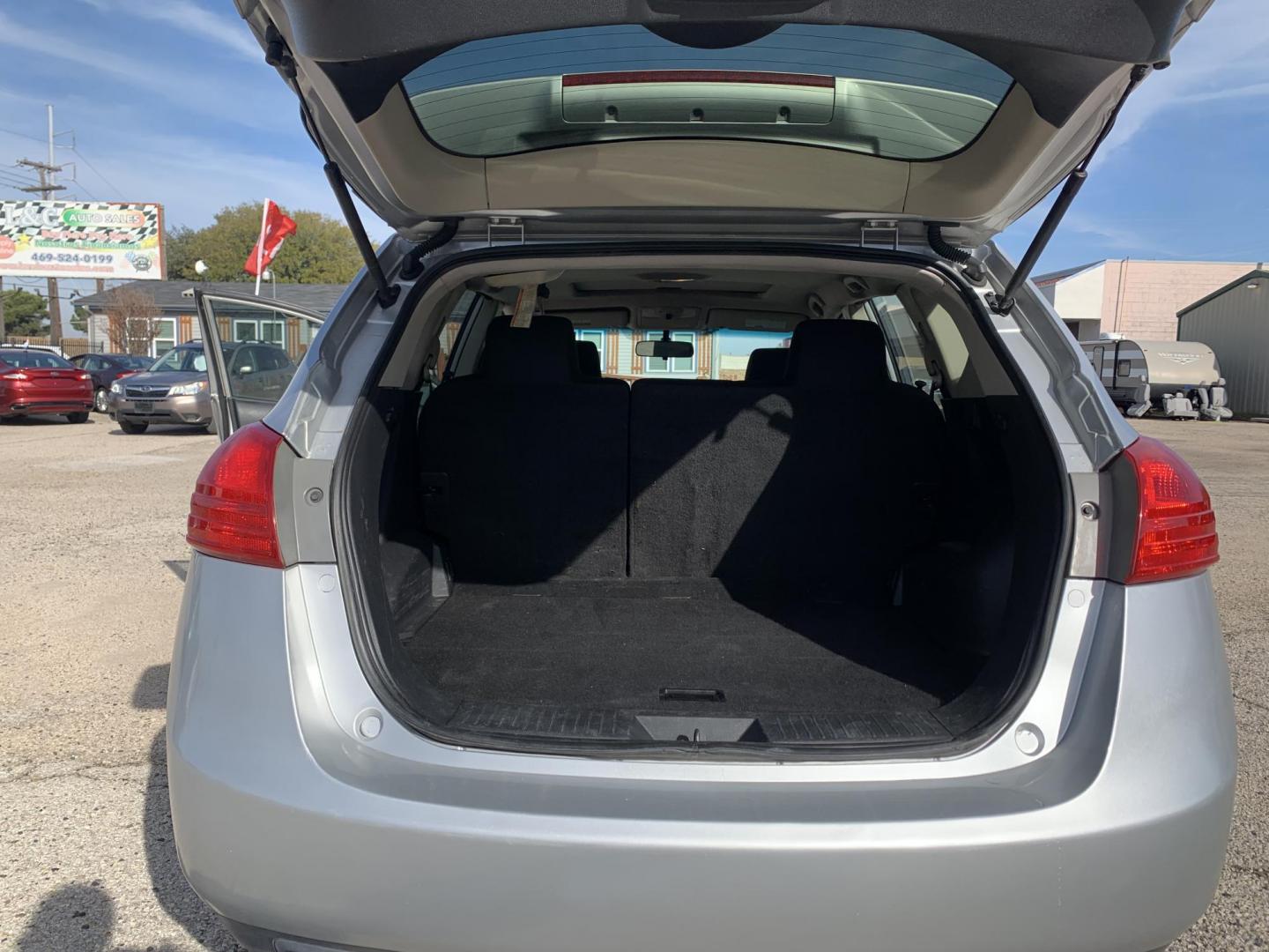 2012 Silver Nissan Rogue S FWD Krom Edition (JN8AS5MT6CW) with an 2.5L L4 DOHC 16V engine, Automatic transmission, located at 1830 North Belt Line Road, Irving, TX, 75061, (469) 524-0199, 32.834373, -96.993584 - Photo#9