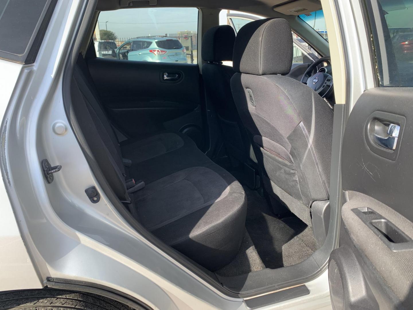 2012 Silver Nissan Rogue S FWD Krom Edition (JN8AS5MT6CW) with an 2.5L L4 DOHC 16V engine, Automatic transmission, located at 1830 North Belt Line Road, Irving, TX, 75061, (469) 524-0199, 32.834373, -96.993584 - Photo#8