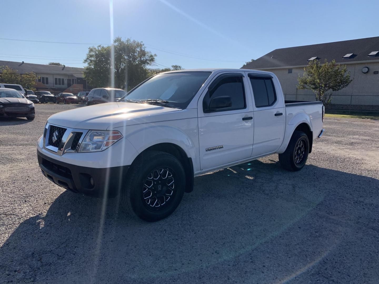 2012 White Suzuki Equator Sport Crew Cab 2WD (5Z61D0ER4CC) with an 4.0L V6 DOHC 24V engine, Automatic transmission, located at 1830 North Belt Line Road, Irving, TX, 75061, (469) 524-0199, 32.834373, -96.993584 - Photo#2