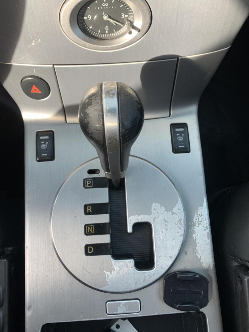 2004 Gray Infiniti FX FX35 AWD (JNRAS08W24X) with an 3.5L V6 DOHC 32V engine, Automatic transmission, located at 1830 North Belt Line Road, Irving, TX, 75061, (469) 524-0199, 32.834373, -96.993584 - Photo#13