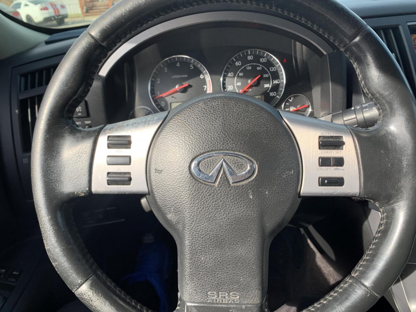 2004 Gray Infiniti FX FX35 AWD (JNRAS08W24X) with an 3.5L V6 DOHC 32V engine, Automatic transmission, located at 1830 North Belt Line Road, Irving, TX, 75061, (469) 524-0199, 32.834373, -96.993584 - Photo#15