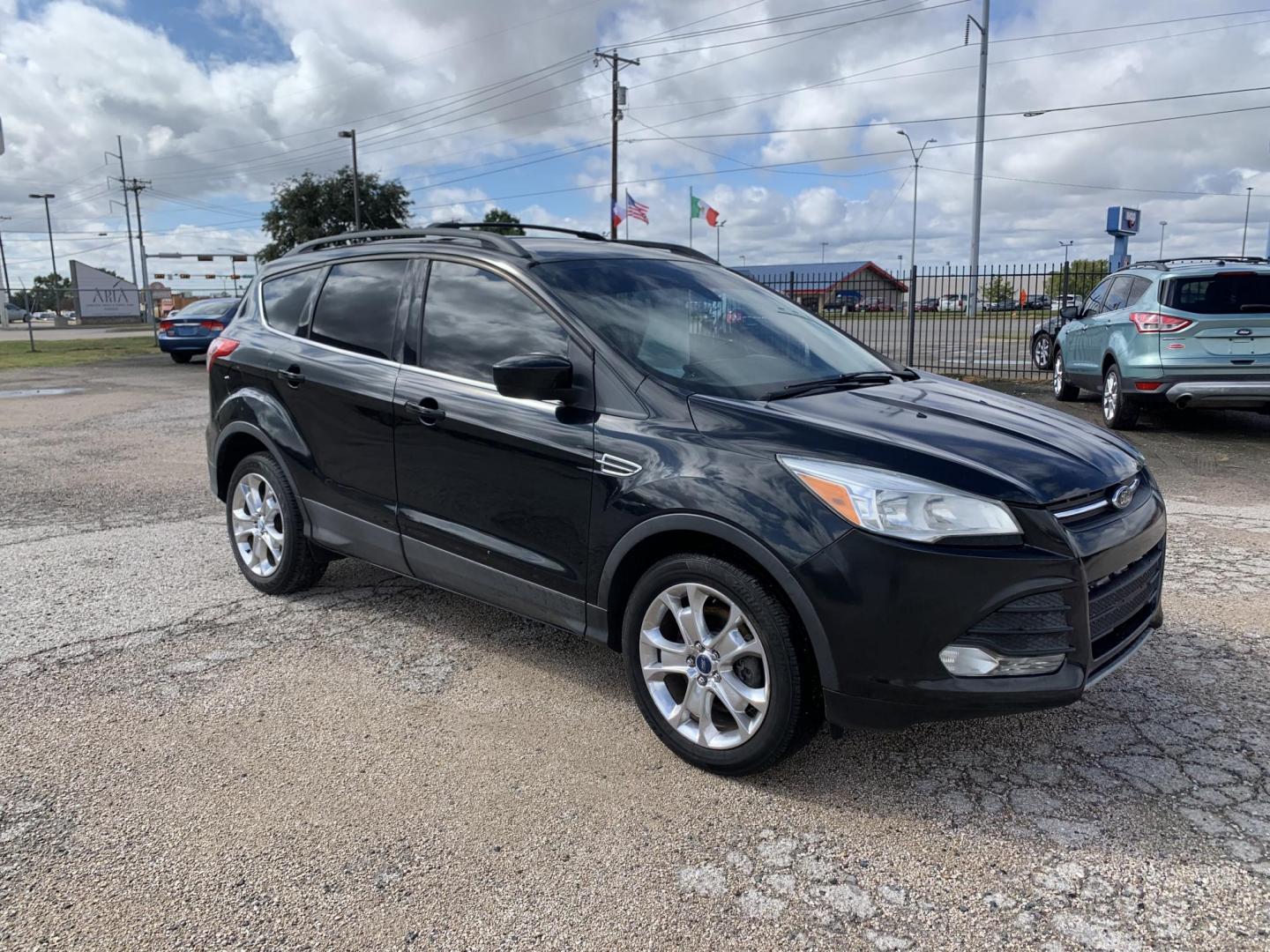 2013 Black /gray Ford Escape SE AWD (1FMCU9GX2DU) with an 1.6L L4 DOHC 16V engine, Automatic transmission, located at 1830 North Belt Line Road, Irving, TX, 75061, (469) 524-0199, 32.834373, -96.993584 - Photo#4