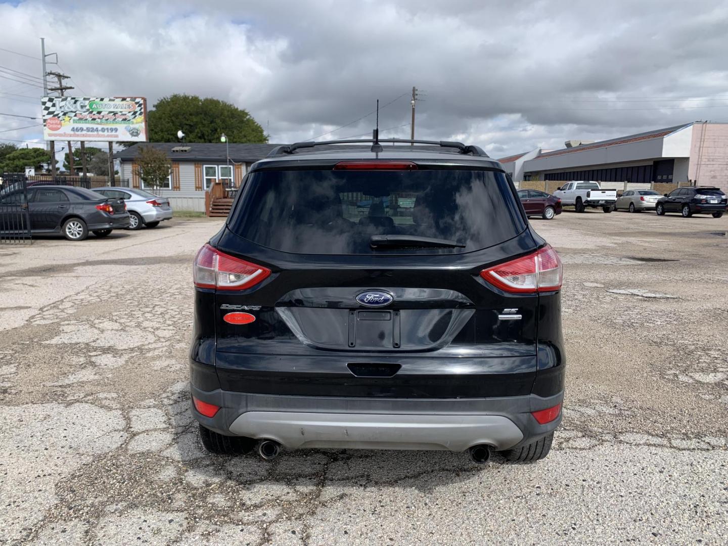 2013 Black /gray Ford Escape SE AWD (1FMCU9GX2DU) with an 1.6L L4 DOHC 16V engine, Automatic transmission, located at 1830 North Belt Line Road, Irving, TX, 75061, (469) 524-0199, 32.834373, -96.993584 - Photo#6