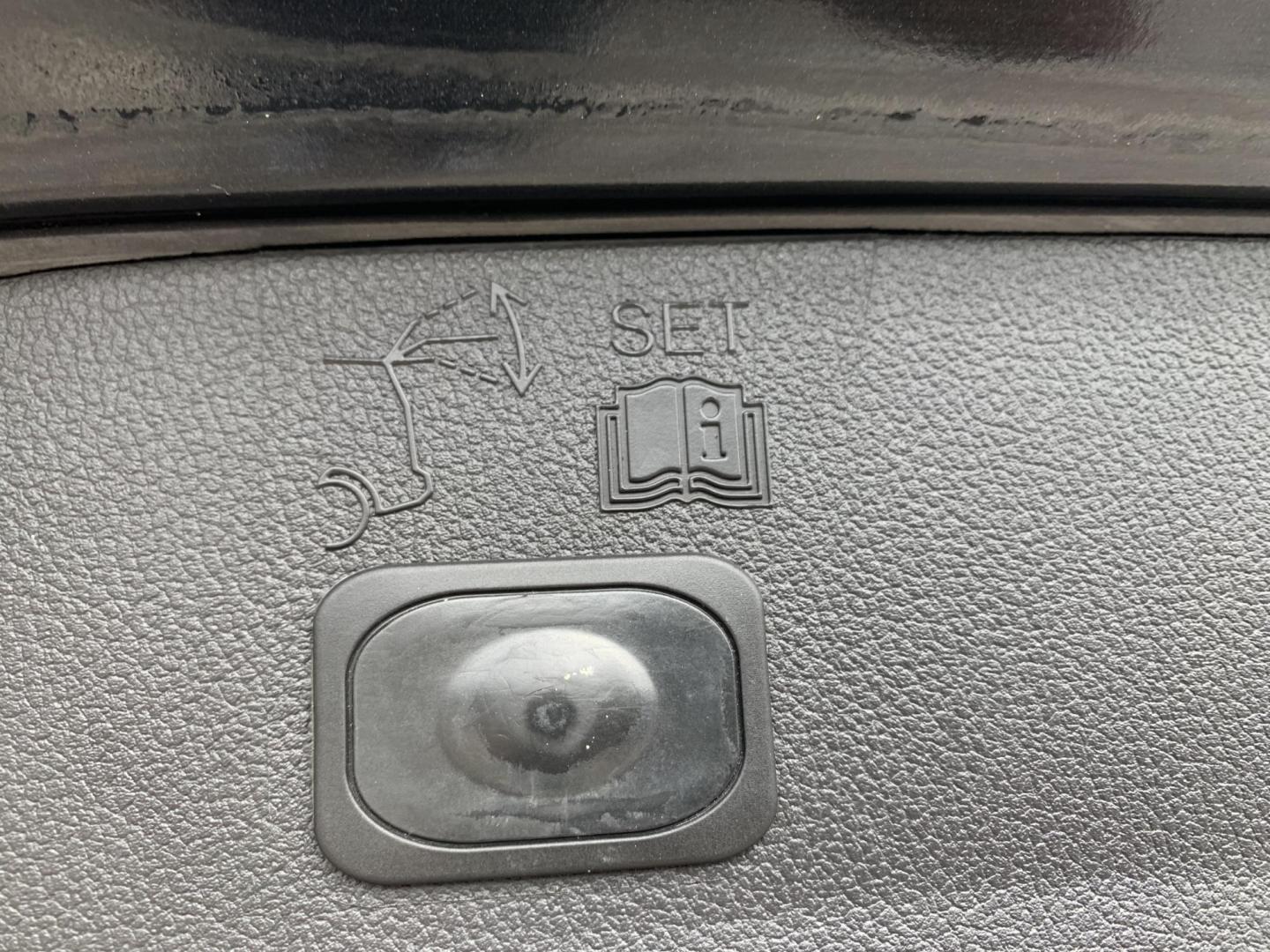 2013 Black /gray Ford Escape SE AWD (1FMCU9GX2DU) with an 1.6L L4 DOHC 16V engine, Automatic transmission, located at 1830 North Belt Line Road, Irving, TX, 75061, (469) 524-0199, 32.834373, -96.993584 - Photo#12