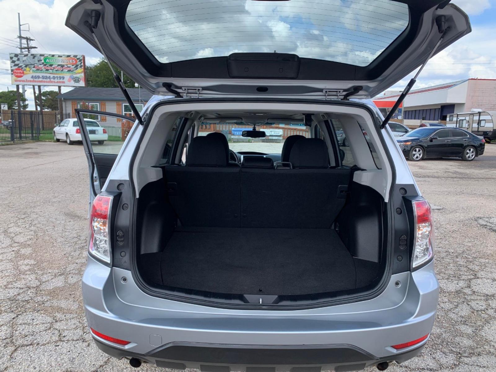 2012 Silver Subaru Forester 2.5X Premium (JF2SHBCC7CH) with an 2.5L H4 SOHC 16V engine, Automatic transmission, located at 1830 North Belt Line Road, Irving, TX, 75061, (469) 524-0199, 32.834373, -96.993584 - Photo #7