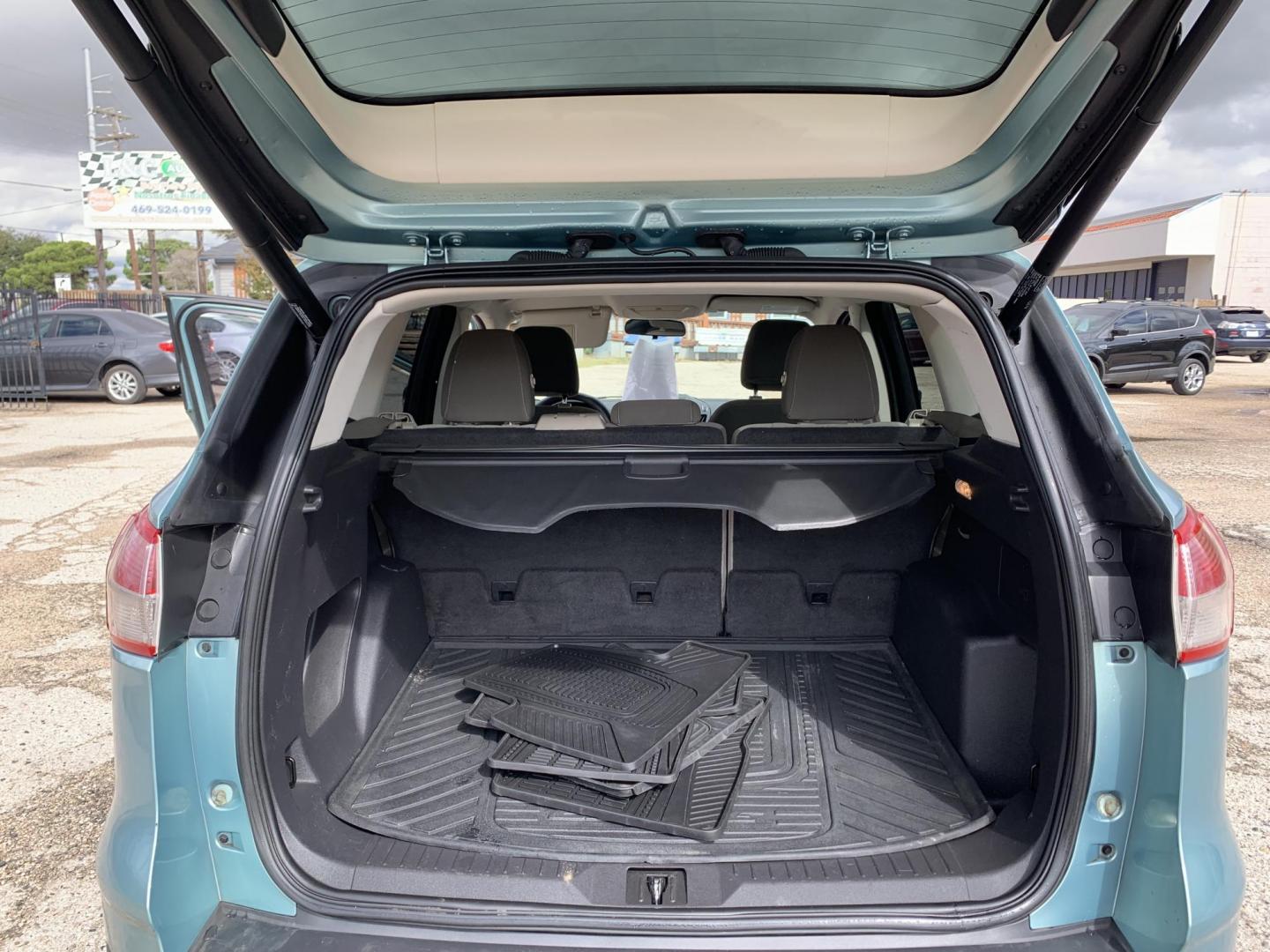 2013 Blue /Tan Ford Escape SE FWD (1FMCU0GX9DU) with an 1.6L L4 DOHC 16V engine, Automatic transmission, located at 1830 North Belt Line Road, Irving, TX, 75061, (469) 524-0199, 32.834373, -96.993584 - Photo#9