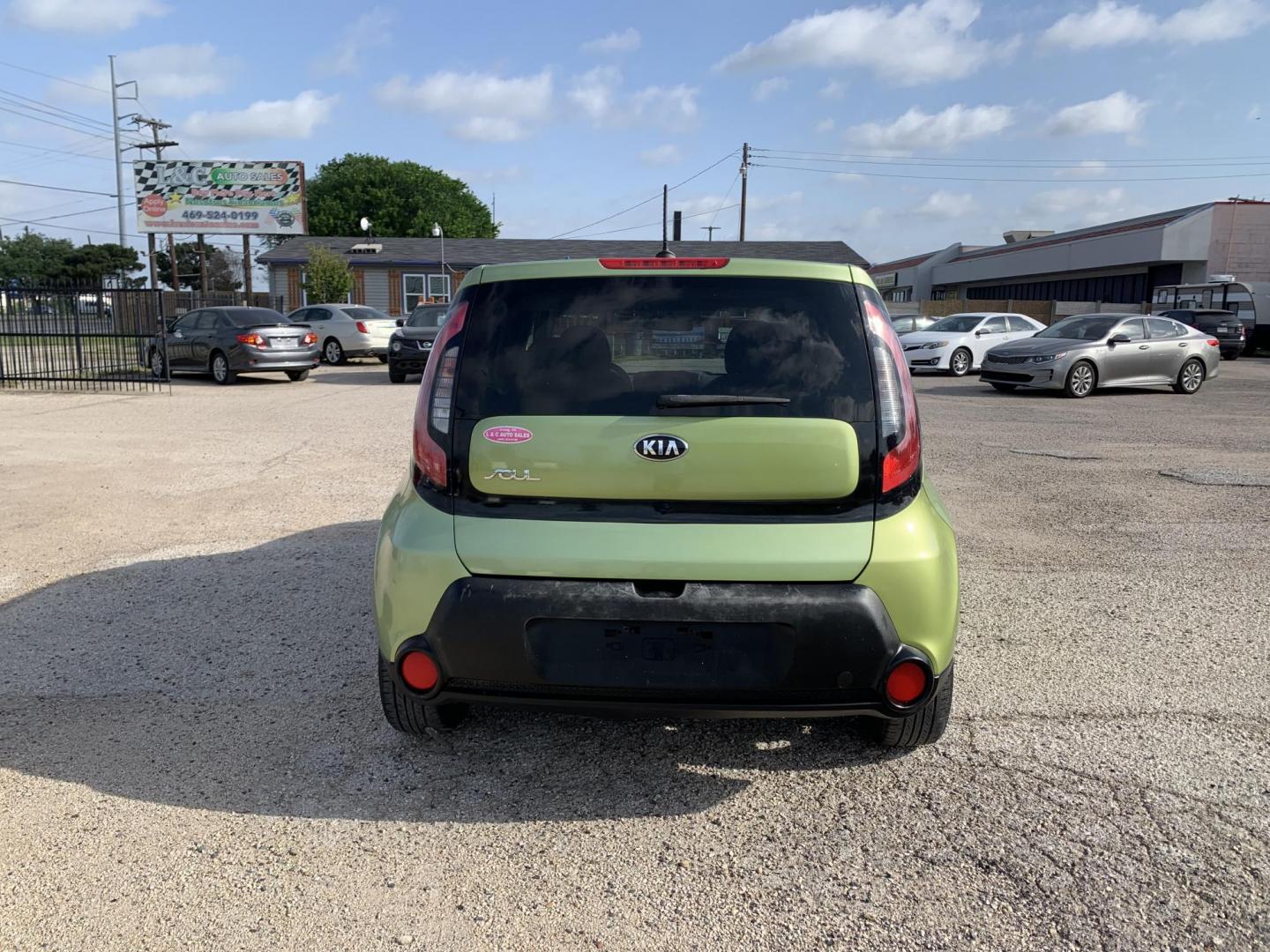2015 Green /Black Kia Soul Base (KNDJN2A20F7) with an 1.6L L4 DOHC 16V engine, AUTOMATIC transmission, located at 1830 North Belt Line Road, Irving, TX, 75061, (469) 524-0199, 32.834373, -96.993584 - Photo#4
