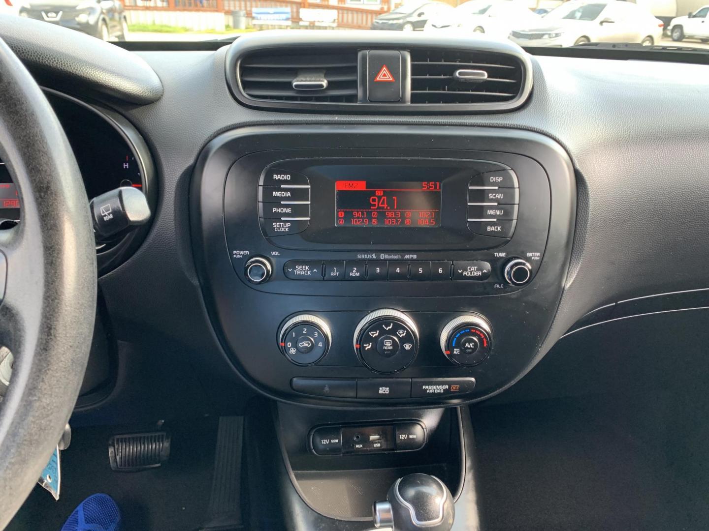 2015 Green /Black Kia Soul Base (KNDJN2A20F7) with an 1.6L L4 DOHC 16V engine, AUTOMATIC transmission, located at 1830 North Belt Line Road, Irving, TX, 75061, (469) 524-0199, 32.834373, -96.993584 - Photo#10