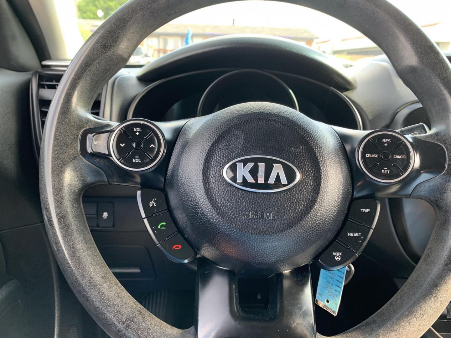 2015 Green /Black Kia Soul Base (KNDJN2A20F7) with an 1.6L L4 DOHC 16V engine, AUTOMATIC transmission, located at 1830 North Belt Line Road, Irving, TX, 75061, (469) 524-0199, 32.834373, -96.993584 - Photo#14
