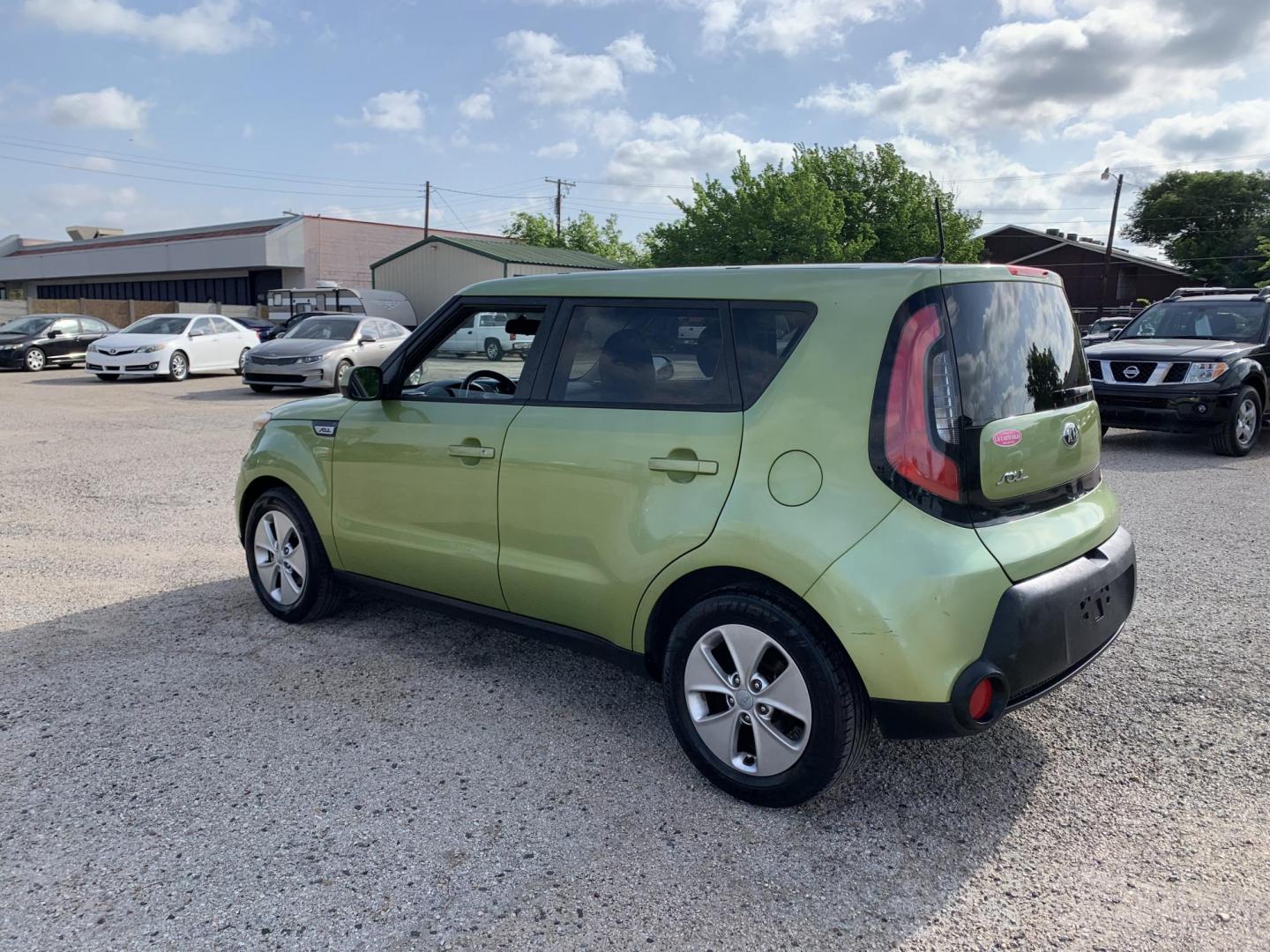 2015 Green /Black Kia Soul Base (KNDJN2A20F7) with an 1.6L L4 DOHC 16V engine, AUTOMATIC transmission, located at 1830 North Belt Line Road, Irving, TX, 75061, (469) 524-0199, 32.834373, -96.993584 - Photo#3