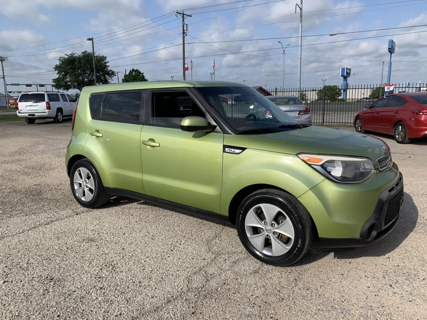 2015 Green /Black Kia Soul Base (KNDJN2A20F7) with an 1.6L L4 DOHC 16V engine, AUTOMATIC transmission, located at 1830 North Belt Line Road, Irving, TX, 75061, (469) 524-0199, 32.834373, -96.993584 - Photo#5