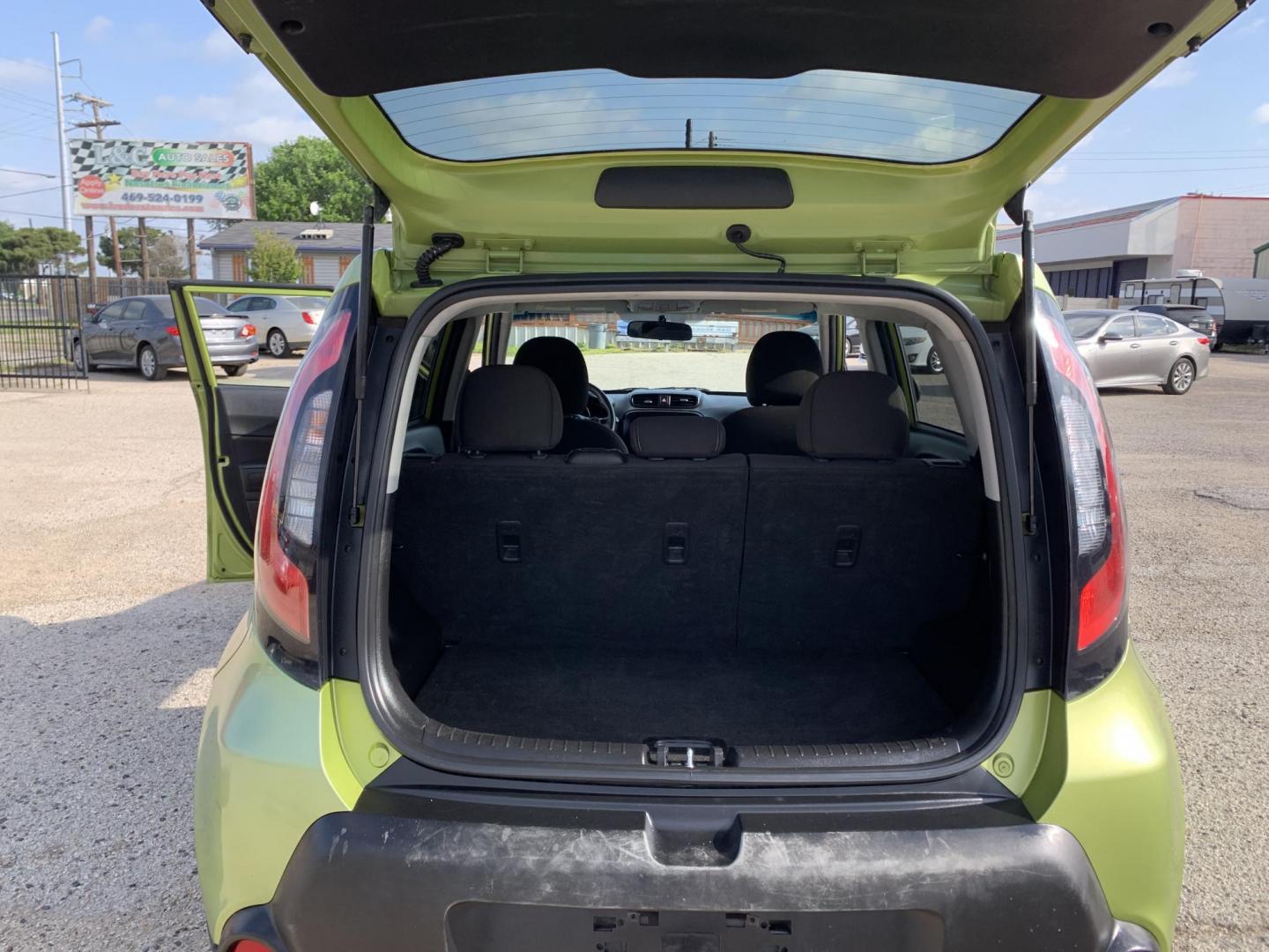 2015 Green /Black Kia Soul Base (KNDJN2A20F7) with an 1.6L L4 DOHC 16V engine, AUTOMATIC transmission, located at 1830 North Belt Line Road, Irving, TX, 75061, (469) 524-0199, 32.834373, -96.993584 - Photo#9