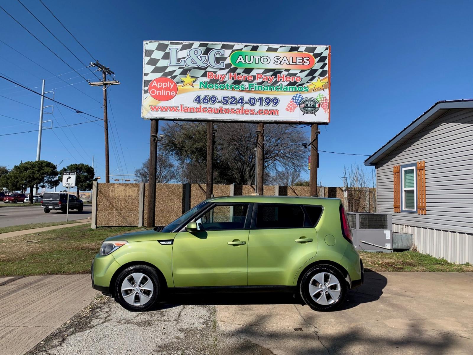 2015 Green /Black Kia Soul Base (KNDJN2A20F7) with an 1.6L L4 DOHC 16V engine, AUTOMATIC transmission, located at 1830 North Belt Line Road, Irving, TX, 75061, (469) 524-0199, 32.834373, -96.993584 - Photo #0