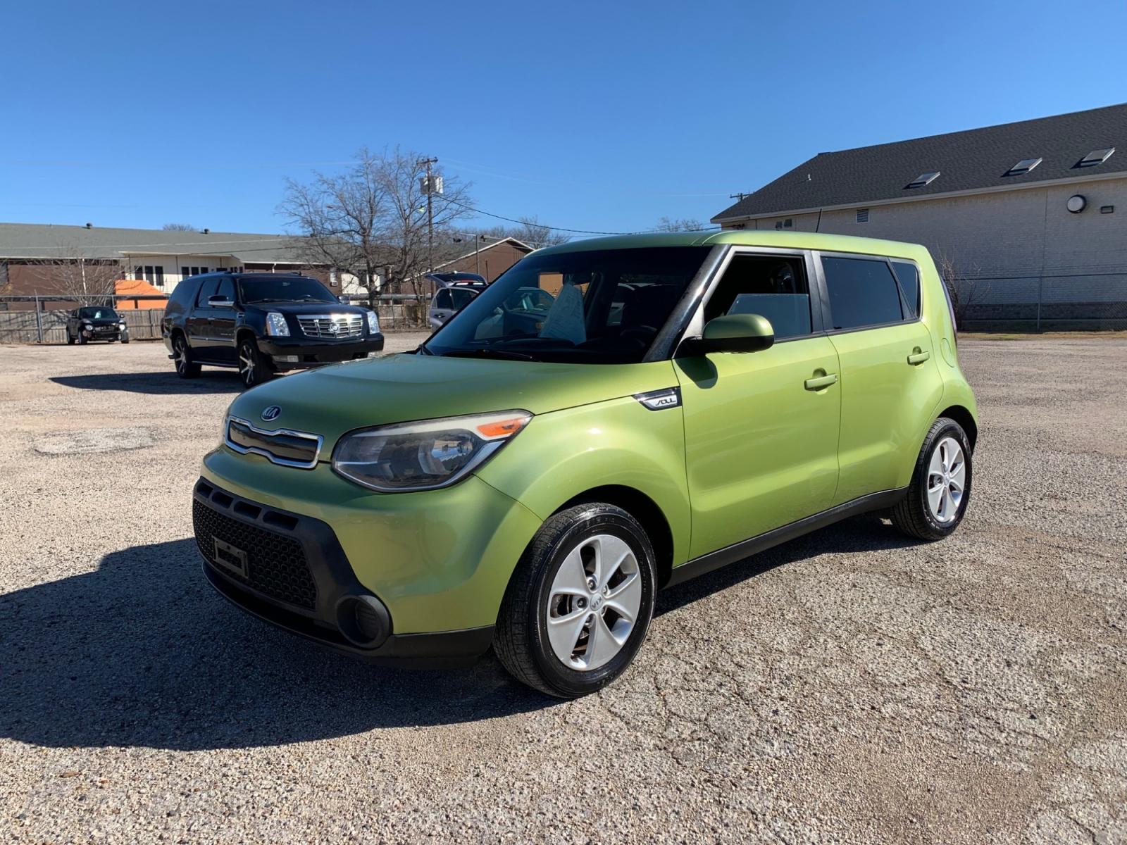2015 Green /Black Kia Soul Base (KNDJN2A20F7) with an 1.6L L4 DOHC 16V engine, AUTOMATIC transmission, located at 1830 North Belt Line Road, Irving, TX, 75061, (469) 524-0199, 32.834373, -96.993584 - Photo #3