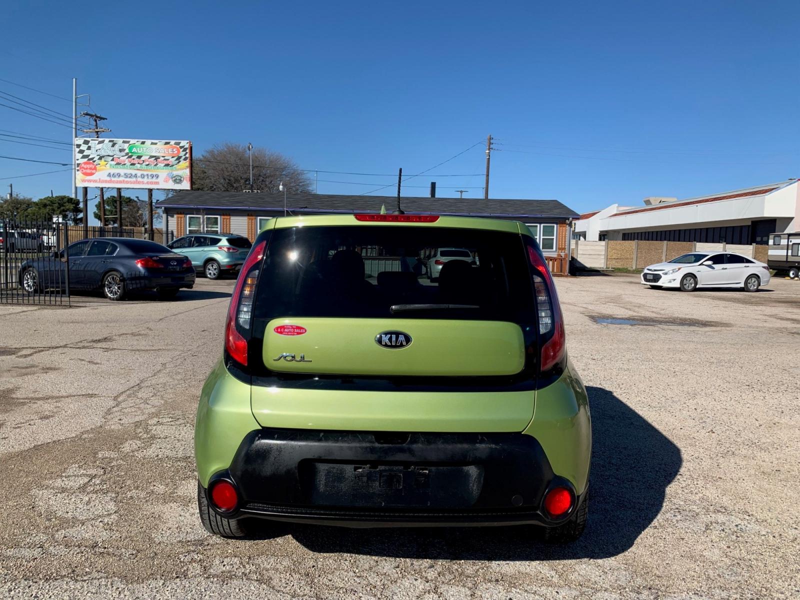 2015 Green /Black Kia Soul Base (KNDJN2A20F7) with an 1.6L L4 DOHC 16V engine, AUTOMATIC transmission, located at 1830 North Belt Line Road, Irving, TX, 75061, (469) 524-0199, 32.834373, -96.993584 - Photo #4
