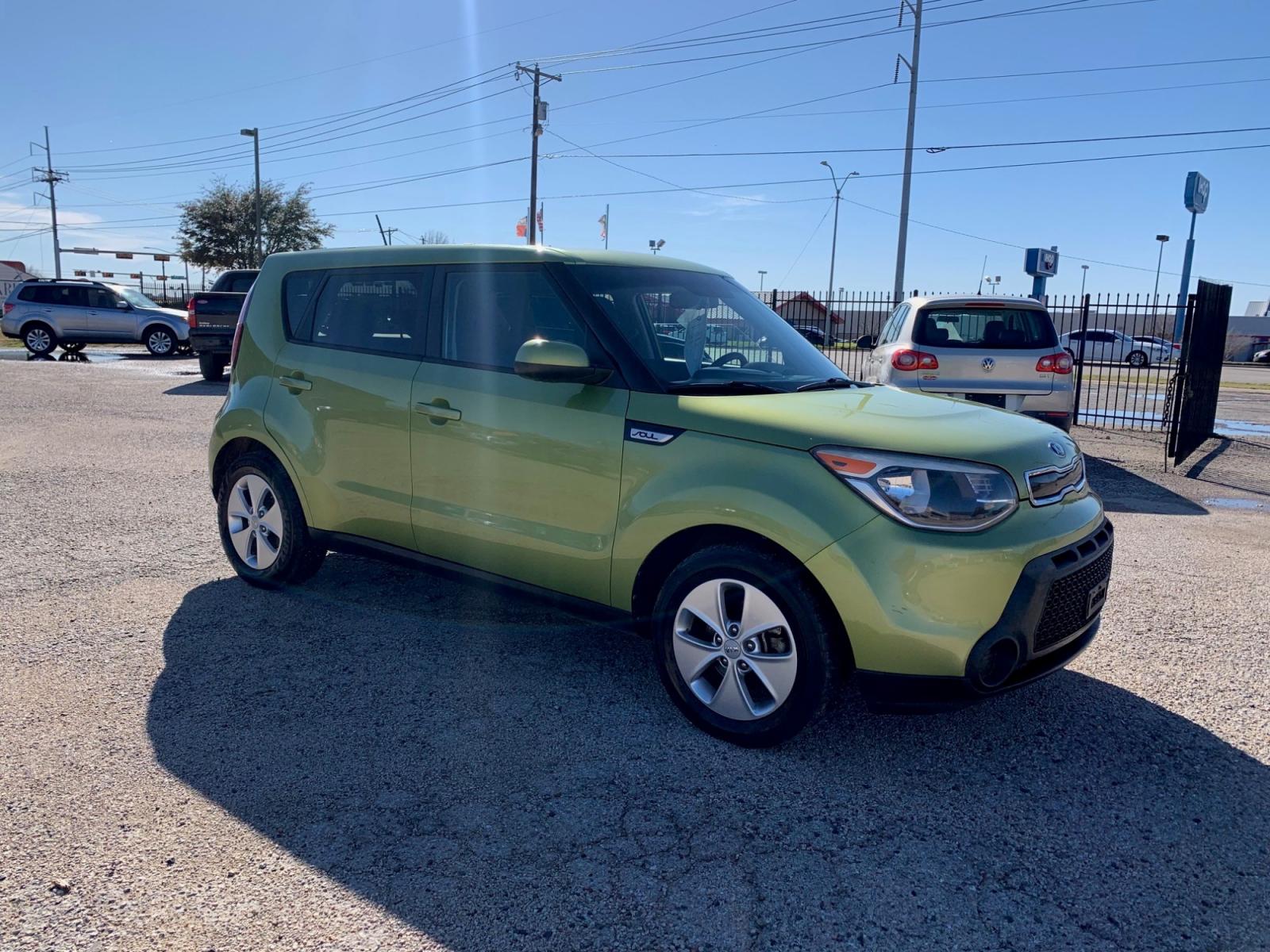 2015 Green /Black Kia Soul Base (KNDJN2A20F7) with an 1.6L L4 DOHC 16V engine, AUTOMATIC transmission, located at 1830 North Belt Line Road, Irving, TX, 75061, (469) 524-0199, 32.834373, -96.993584 - Photo #6