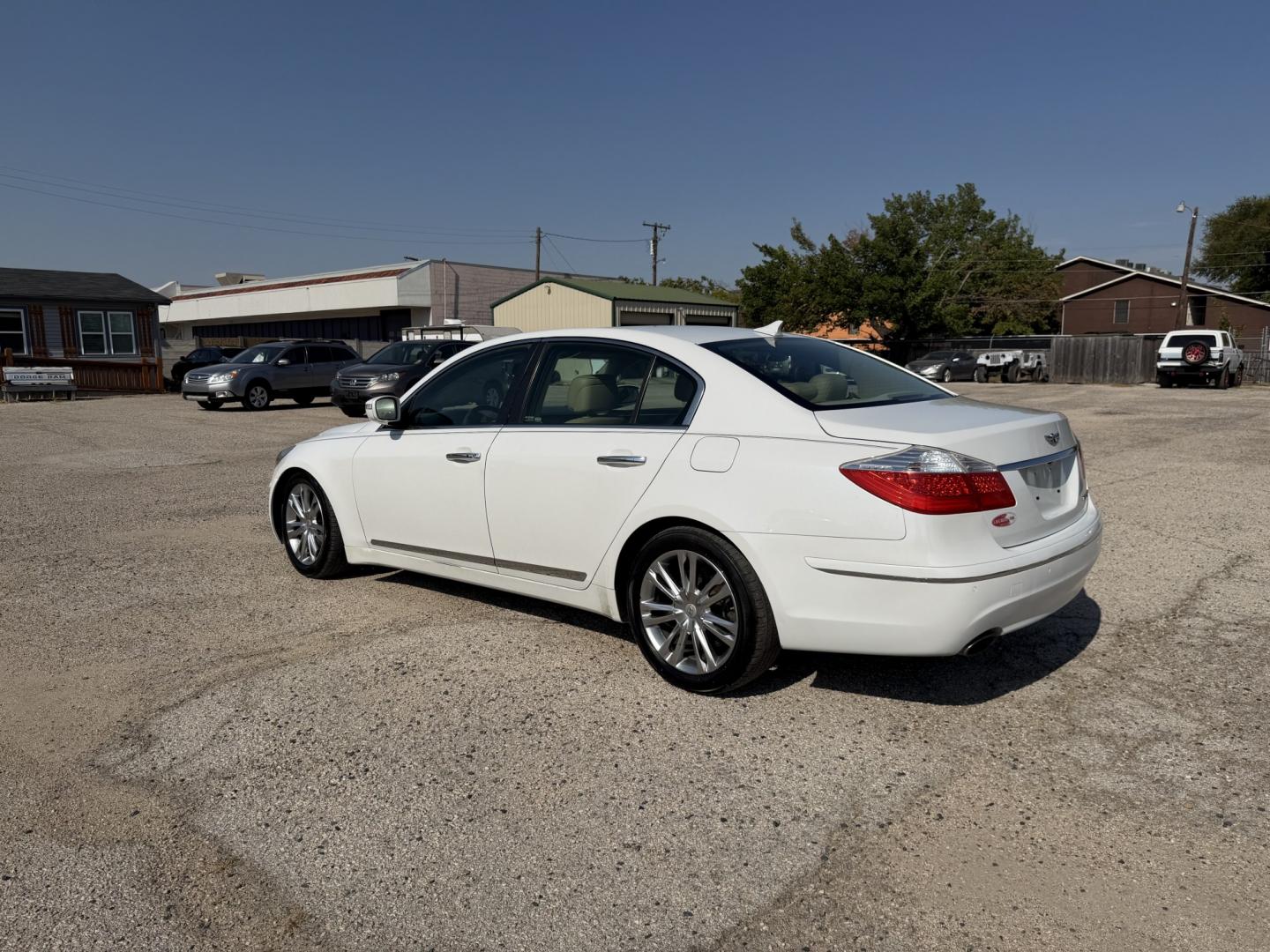 2011 White /Tan Hyundai Genesis 4.6L (KMHGC4DF1BU) with an 4.6L V8 DOHC 32V engine, Automatic transmission, located at 1830 North Belt Line Road, Irving, TX, 75061, (469) 524-0199, 32.834373, -96.993584- Photo#3