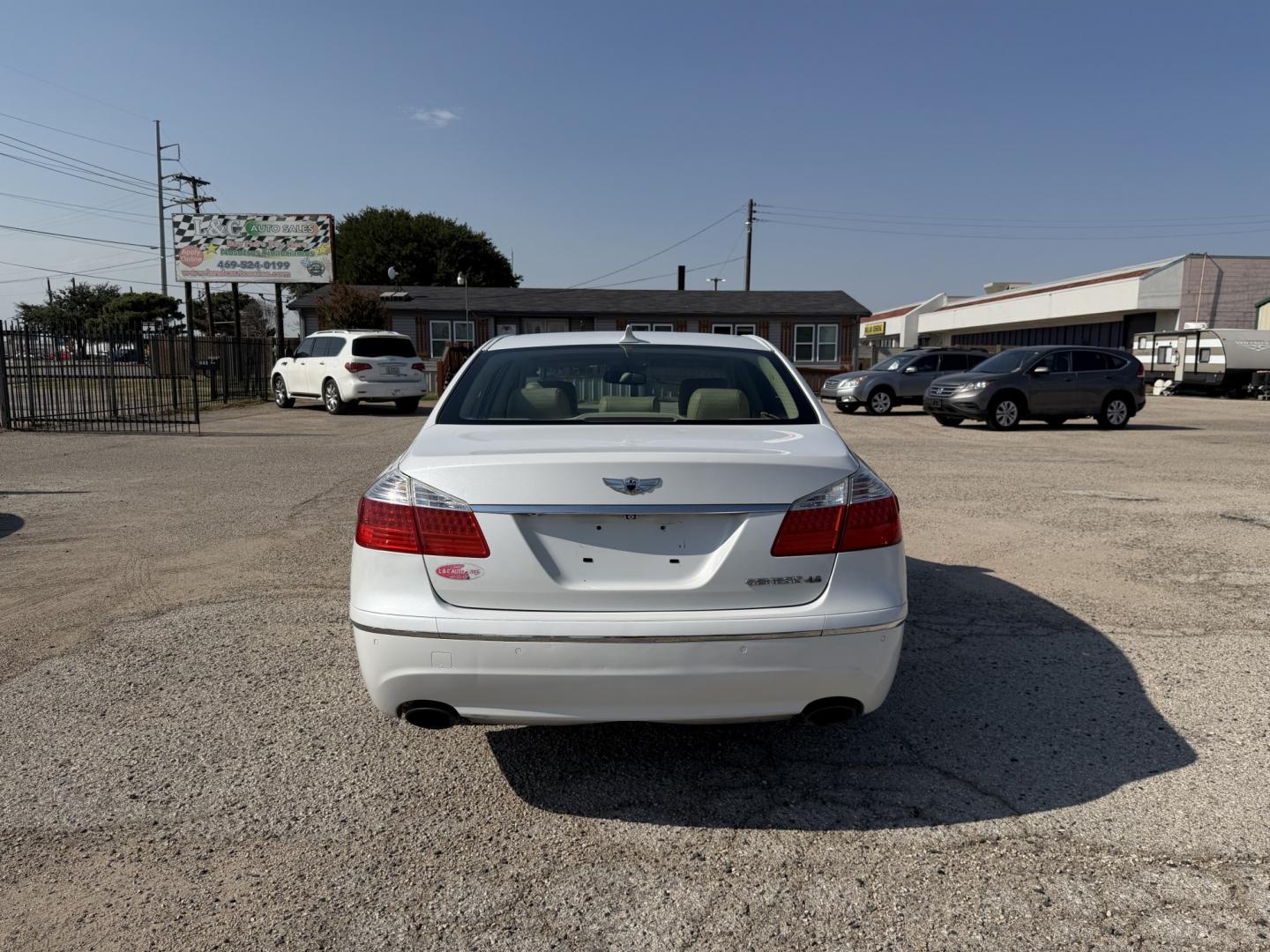 2011 White /Tan Hyundai Genesis 4.6L (KMHGC4DF1BU) with an 4.6L V8 DOHC 32V engine, Automatic transmission, located at 1830 North Belt Line Road, Irving, TX, 75061, (469) 524-0199, 32.834373, -96.993584- Photo#4