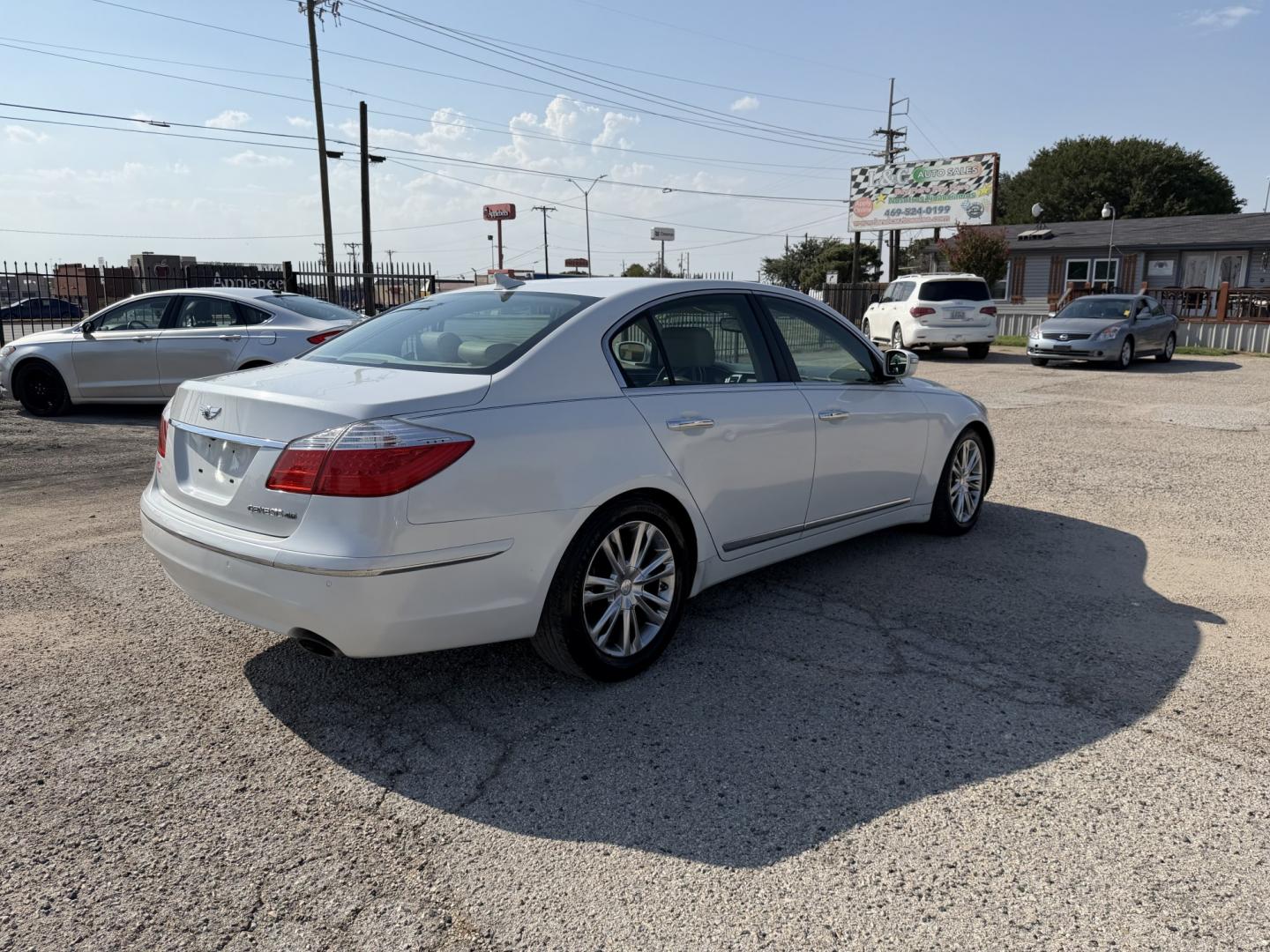 2011 White /Tan Hyundai Genesis 4.6L (KMHGC4DF1BU) with an 4.6L V8 DOHC 32V engine, Automatic transmission, located at 1830 North Belt Line Road, Irving, TX, 75061, (469) 524-0199, 32.834373, -96.993584- Photo#5