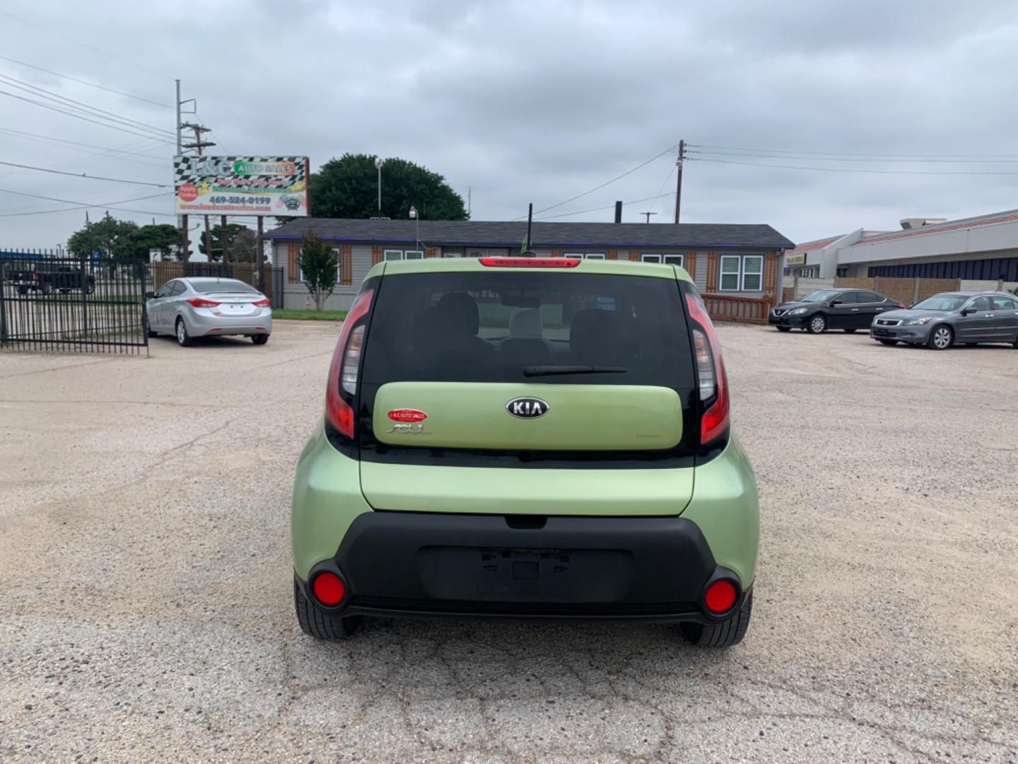 2014 Green /Black Kia Soul Base (KNDJN2A26E7) with an 4 Cylinders 2 1.6L DI DOHC 097 CID engine, AUTOMATIC transmission, located at 1830 North Belt Line Road, Irving, TX, 75061, (469) 524-0199, 32.834373, -96.993584 - Photo#4