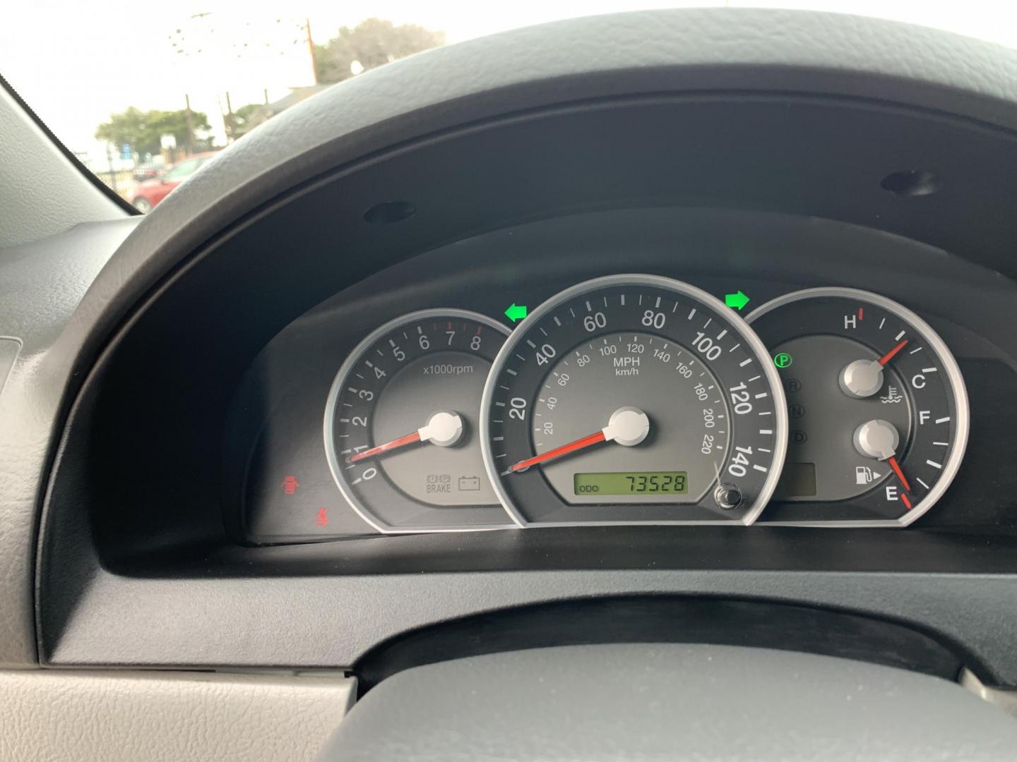 2008 Maroon /gray Kia Sorento Base (KNDJD735785) with an 3.3L V6 DOHC 24V engine, AUTOMATIC transmission, located at 1830 North Belt Line Road, Irving, TX, 75061, (469) 524-0199, 32.834373, -96.993584 - New Arrival Low Miles Coming Soon - Photo#12