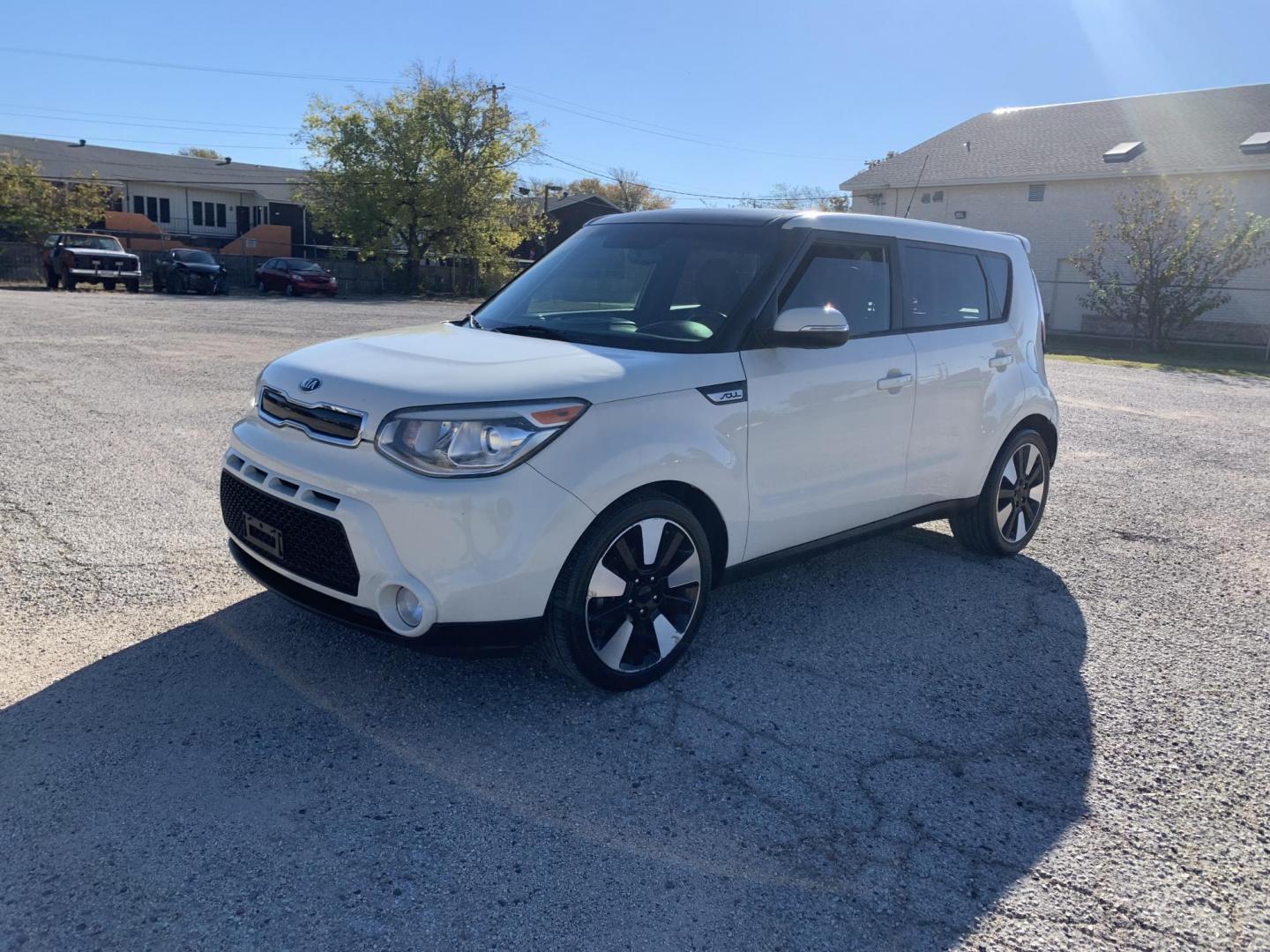 2015 White /Black/Mocha Kia Soul ! (KNDJX3A53F7) with an 2.0L L4 DOHC 16V engine, Automatic transmission, located at 1830 North Belt Line Road, Irving, TX, 75061, (469) 524-0199, 32.834373, -96.993584 - Photo#1