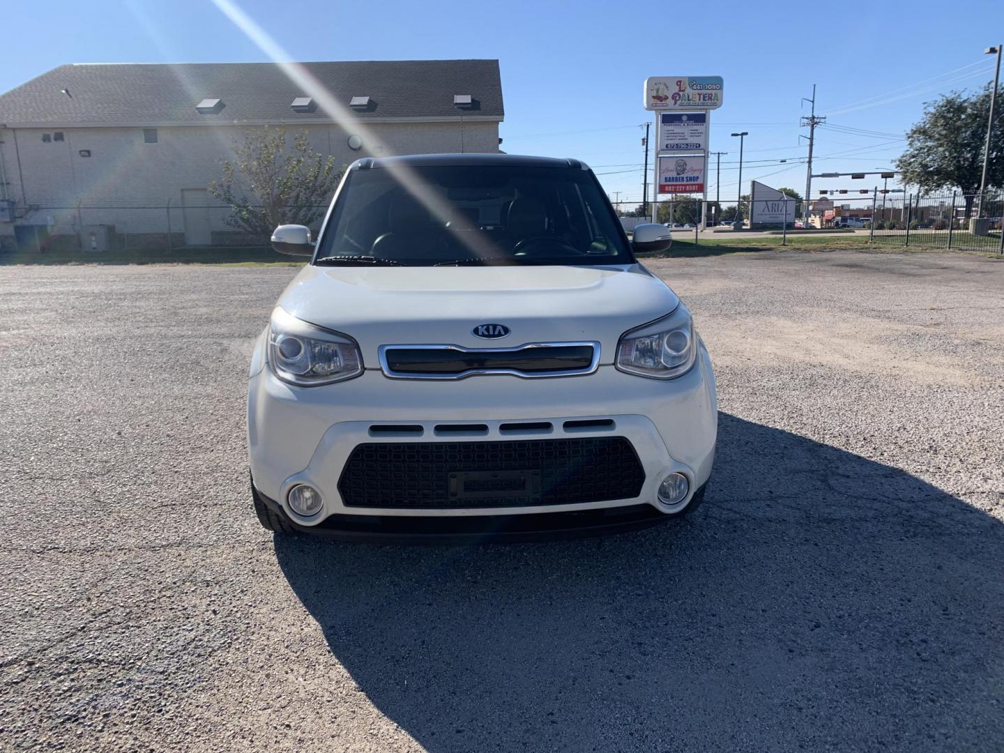 2015 White /Black/Mocha Kia Soul ! (KNDJX3A53F7) with an 2.0L L4 DOHC 16V engine, Automatic transmission, located at 1830 North Belt Line Road, Irving, TX, 75061, (469) 524-0199, 32.834373, -96.993584 - Photo#2