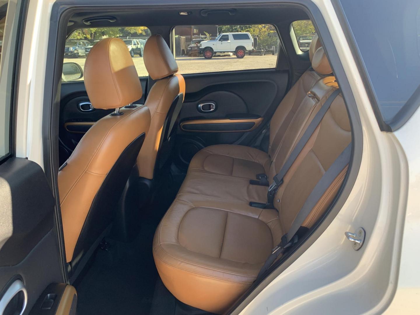 2015 White /Black/Mocha Kia Soul ! (KNDJX3A53F7) with an 2.0L L4 DOHC 16V engine, Automatic transmission, located at 1830 North Belt Line Road, Irving, TX, 75061, (469) 524-0199, 32.834373, -96.993584 - Photo#10