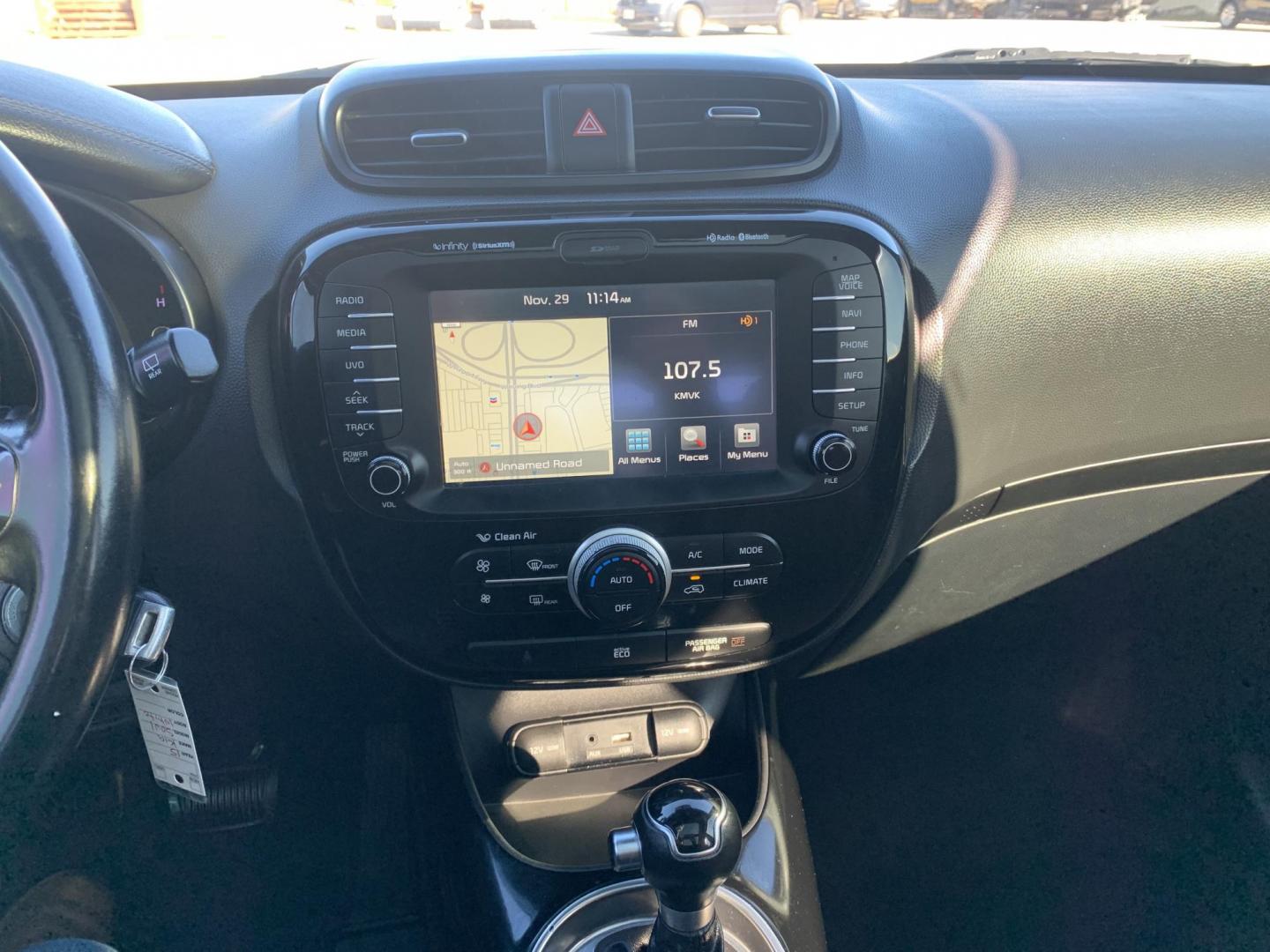 2015 White /Black/Mocha Kia Soul ! (KNDJX3A53F7) with an 2.0L L4 DOHC 16V engine, Automatic transmission, located at 1830 North Belt Line Road, Irving, TX, 75061, (469) 524-0199, 32.834373, -96.993584 - Photo#11