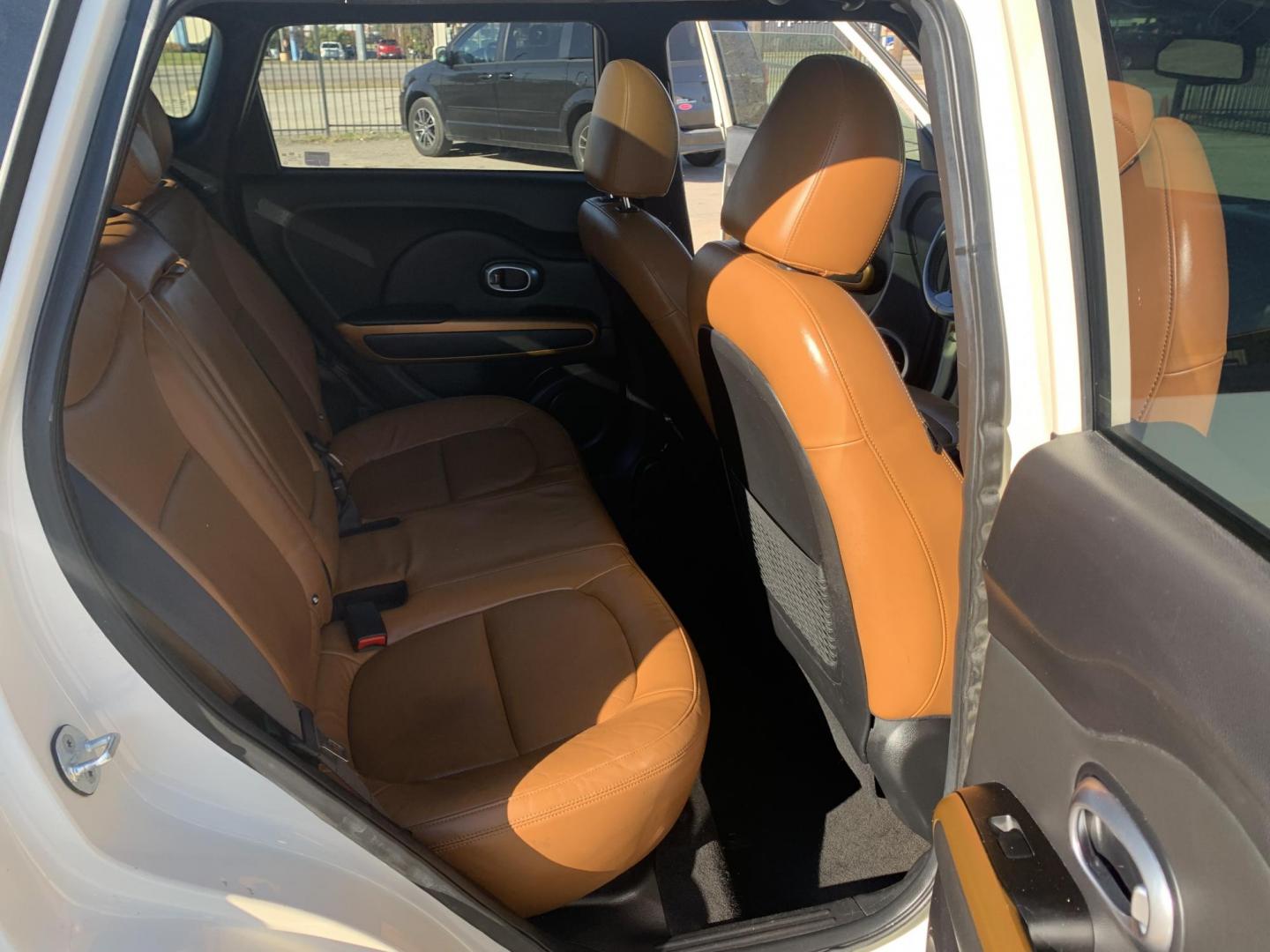 2015 White /Black/Mocha Kia Soul ! (KNDJX3A53F7) with an 2.0L L4 DOHC 16V engine, Automatic transmission, located at 1830 North Belt Line Road, Irving, TX, 75061, (469) 524-0199, 32.834373, -96.993584 - Photo#12