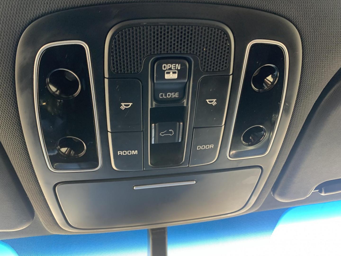 2015 White /Black/Mocha Kia Soul ! (KNDJX3A53F7) with an 2.0L L4 DOHC 16V engine, Automatic transmission, located at 1830 North Belt Line Road, Irving, TX, 75061, (469) 524-0199, 32.834373, -96.993584 - Photo#15