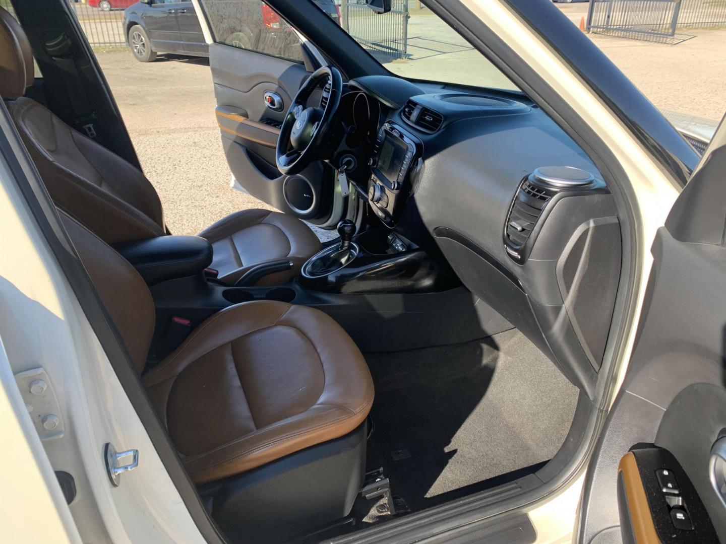 2015 White /Black/Mocha Kia Soul ! (KNDJX3A53F7) with an 2.0L L4 DOHC 16V engine, Automatic transmission, located at 1830 North Belt Line Road, Irving, TX, 75061, (469) 524-0199, 32.834373, -96.993584 - Photo#16