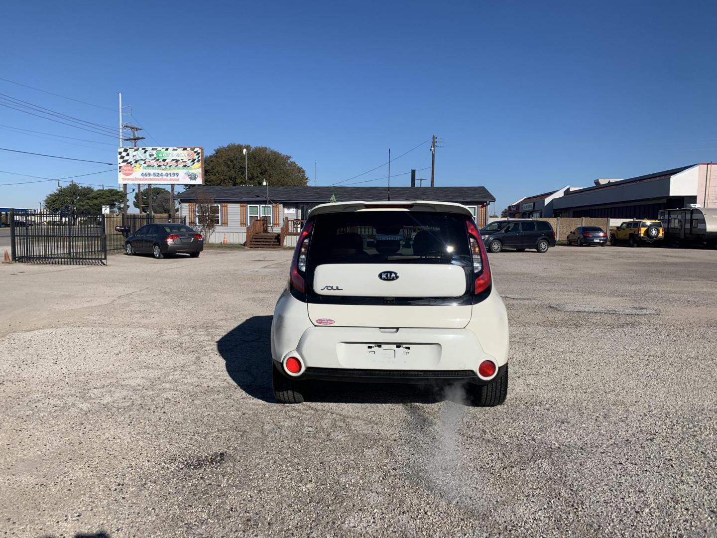 2015 White /Black/Mocha Kia Soul ! (KNDJX3A53F7) with an 2.0L L4 DOHC 16V engine, Automatic transmission, located at 1830 North Belt Line Road, Irving, TX, 75061, (469) 524-0199, 32.834373, -96.993584 - Photo#3