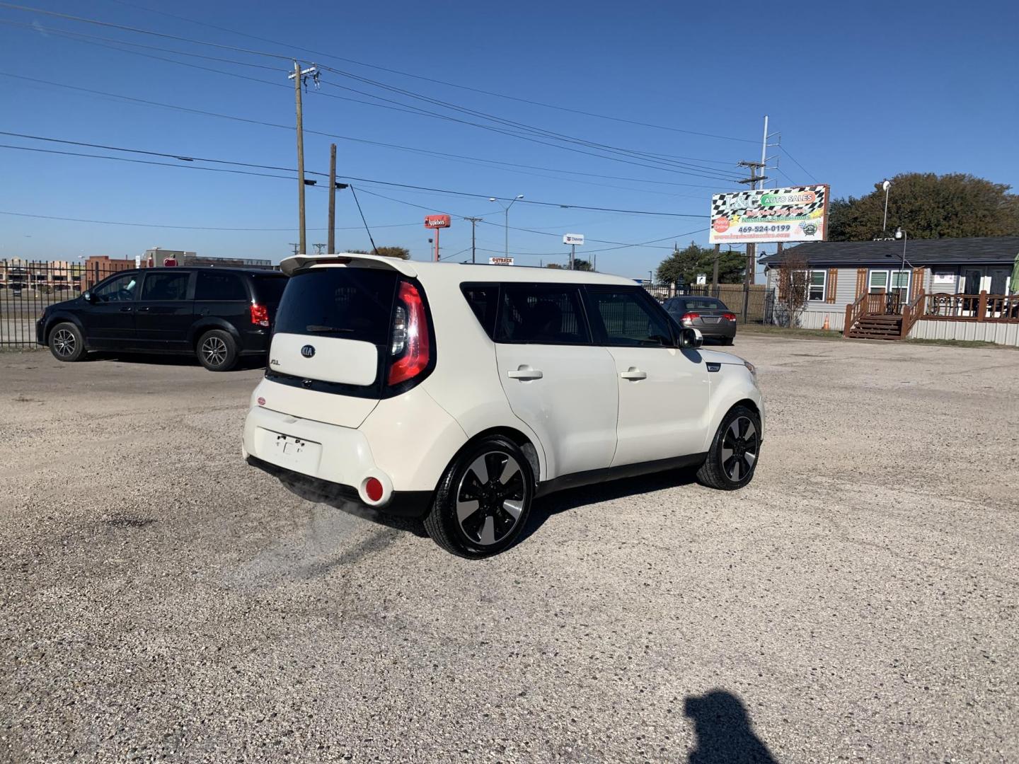 2015 White /Black/Mocha Kia Soul ! (KNDJX3A53F7) with an 2.0L L4 DOHC 16V engine, Automatic transmission, located at 1830 North Belt Line Road, Irving, TX, 75061, (469) 524-0199, 32.834373, -96.993584 - Photo#4