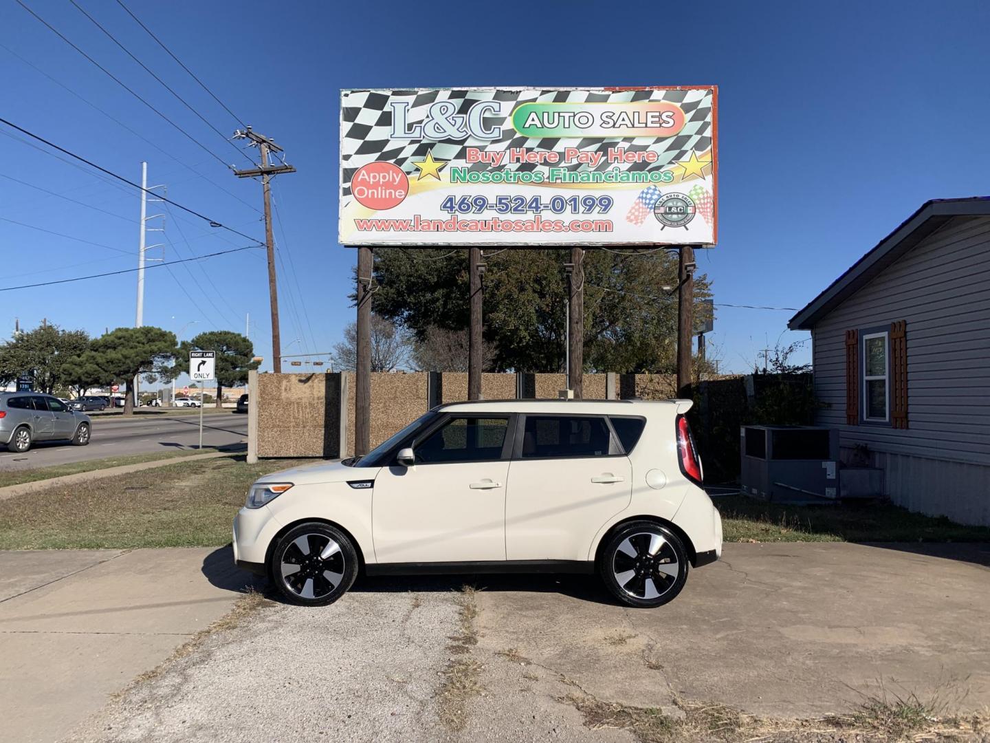 2015 White /Black/Mocha Kia Soul ! (KNDJX3A53F7) with an 2.0L L4 DOHC 16V engine, Automatic transmission, located at 1830 North Belt Line Road, Irving, TX, 75061, (469) 524-0199, 32.834373, -96.993584 - Photo#0