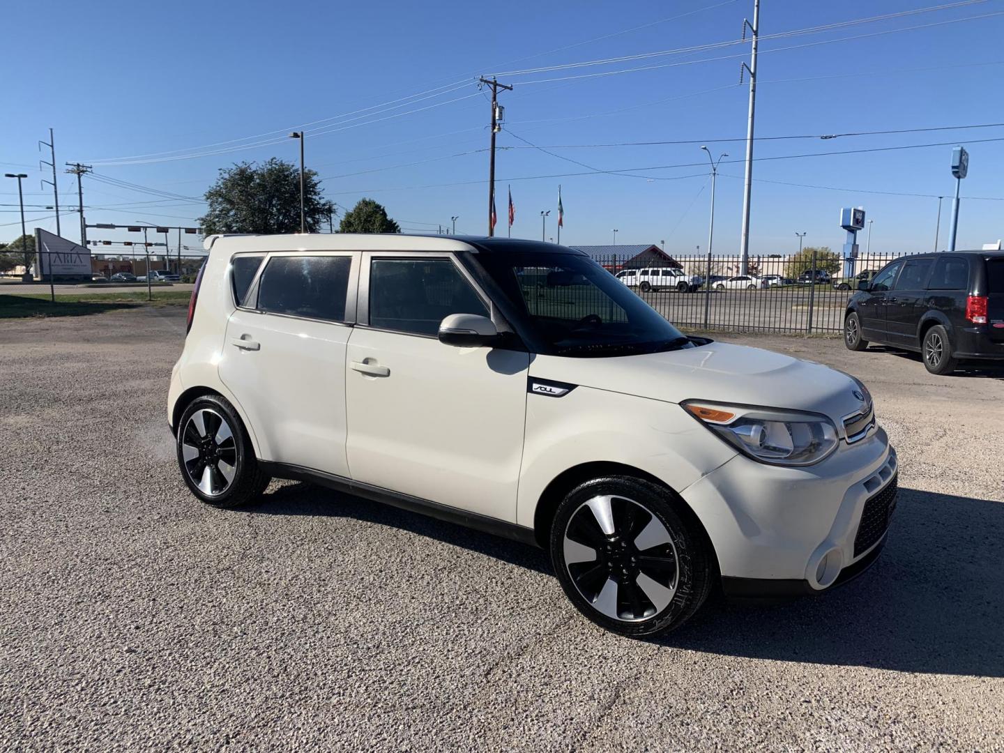 2015 White /Black/Mocha Kia Soul ! (KNDJX3A53F7) with an 2.0L L4 DOHC 16V engine, Automatic transmission, located at 1830 North Belt Line Road, Irving, TX, 75061, (469) 524-0199, 32.834373, -96.993584 - Photo#5