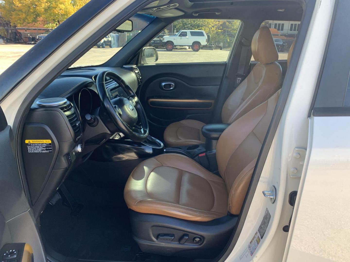 2015 White /Black/Mocha Kia Soul ! (KNDJX3A53F7) with an 2.0L L4 DOHC 16V engine, Automatic transmission, located at 1830 North Belt Line Road, Irving, TX, 75061, (469) 524-0199, 32.834373, -96.993584 - Photo#6