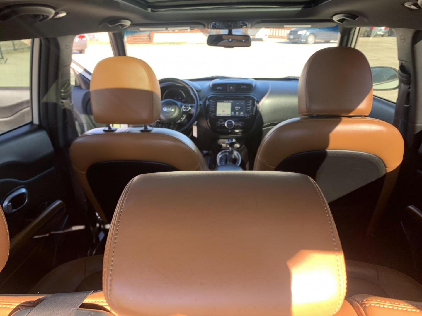 2015 White /Black/Mocha Kia Soul ! (KNDJX3A53F7) with an 2.0L L4 DOHC 16V engine, Automatic transmission, located at 1830 North Belt Line Road, Irving, TX, 75061, (469) 524-0199, 32.834373, -96.993584 - Photo#7