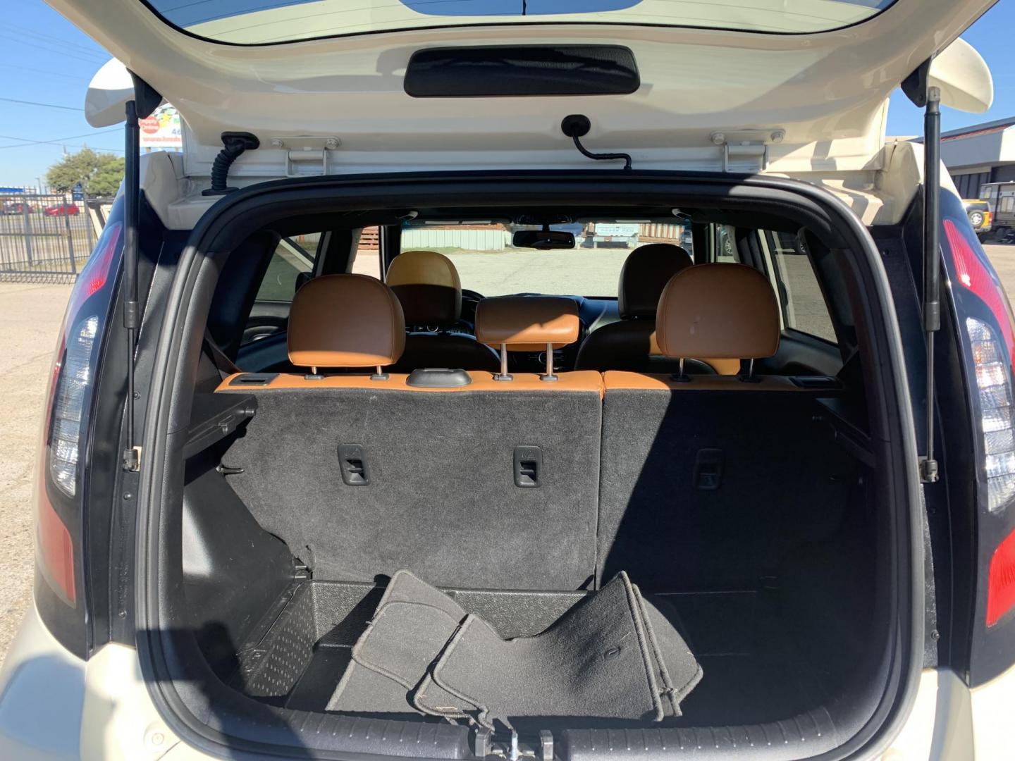 2015 White /Black/Mocha Kia Soul ! (KNDJX3A53F7) with an 2.0L L4 DOHC 16V engine, Automatic transmission, located at 1830 North Belt Line Road, Irving, TX, 75061, (469) 524-0199, 32.834373, -96.993584 - Photo#8