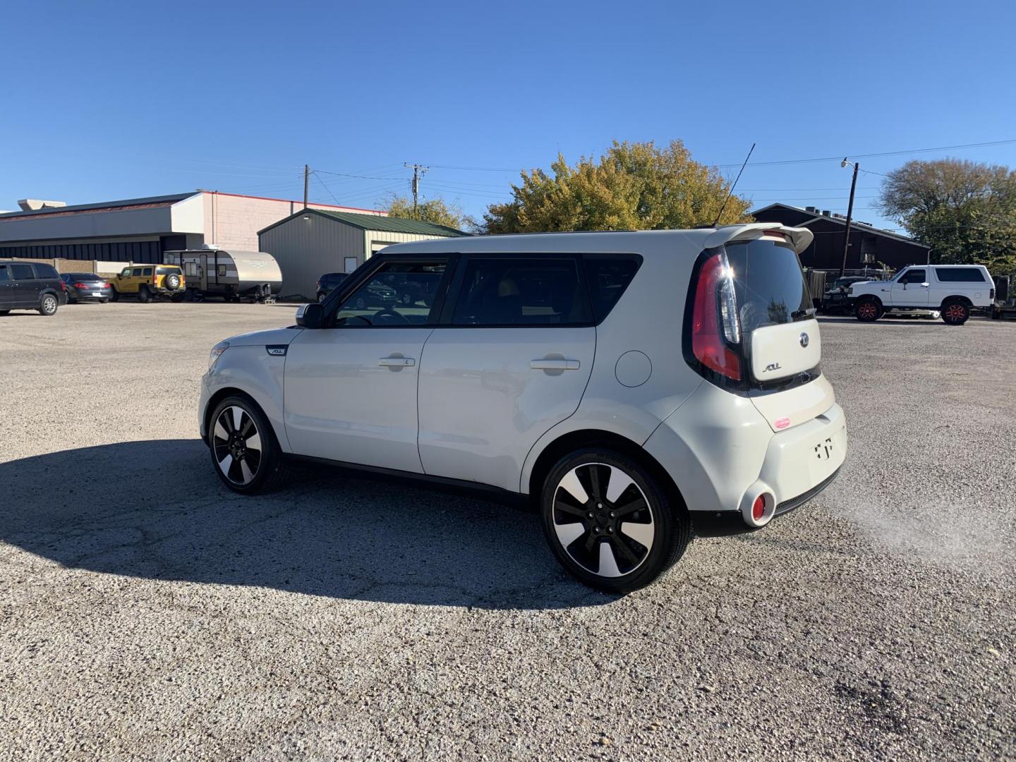 2015 White /Black/Mocha Kia Soul ! (KNDJX3A53F7) with an 2.0L L4 DOHC 16V engine, Automatic transmission, located at 1830 North Belt Line Road, Irving, TX, 75061, (469) 524-0199, 32.834373, -96.993584 - Photo#9
