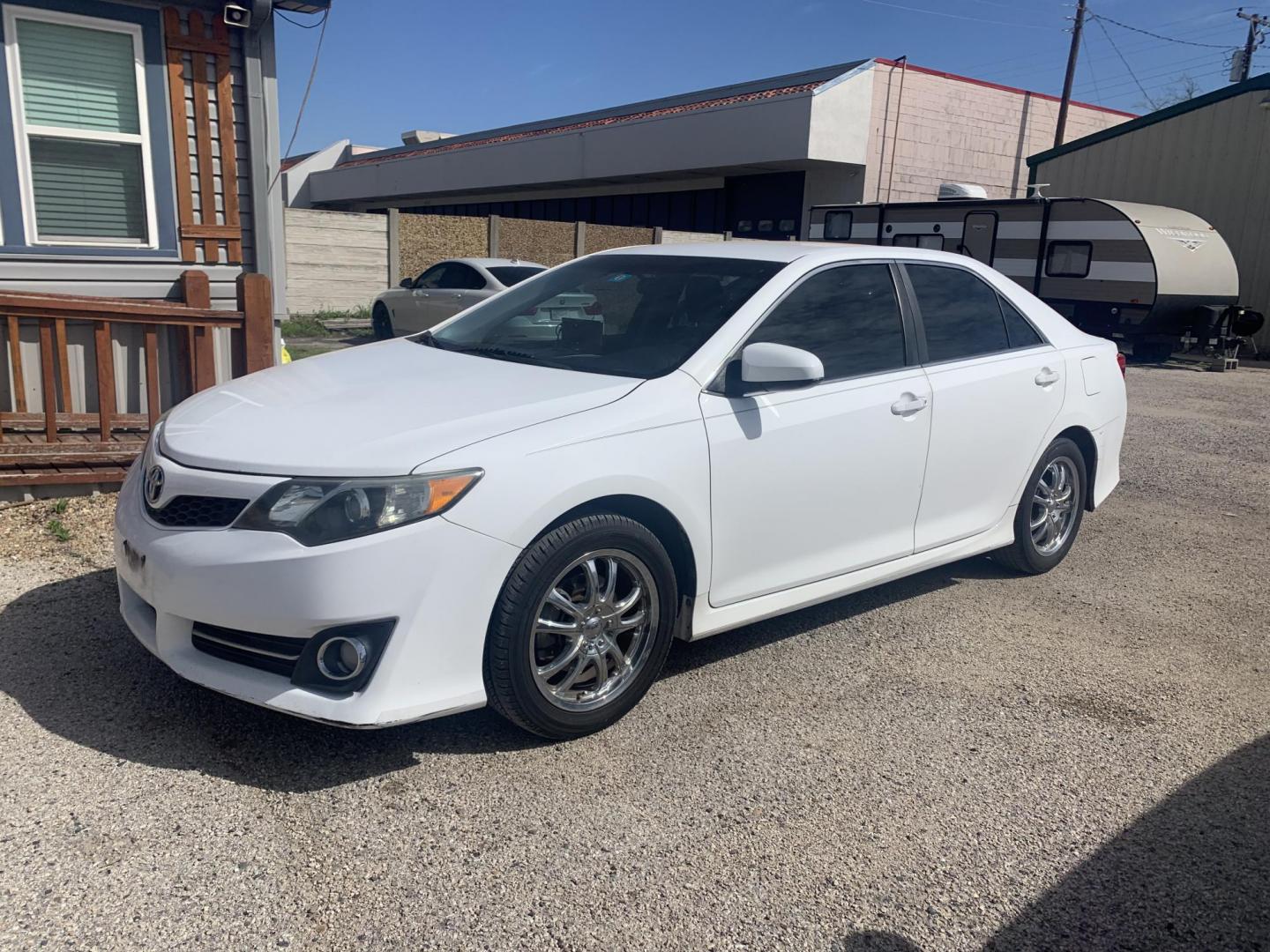 2012 White /Black Toyota Camry SE (4T1BF1FK4CU) with an 2.5L L4 DOHC 16V engine, Automatic transmission, located at 1830 North Belt Line Road, Irving, TX, 75061, (469) 524-0199, 32.834373, -96.993584 - Photo#1