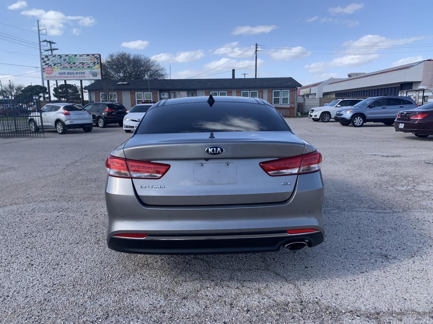 2016 Gray /gray Kia Optima EX (5XXGU4L3XGG) with an 2.4L L4 DOHC 16V engine, Automatic transmission, located at 1830 North Belt Line Road, Irving, TX, 75061, (469) 524-0199, 32.834373, -96.993584 - Photo#4